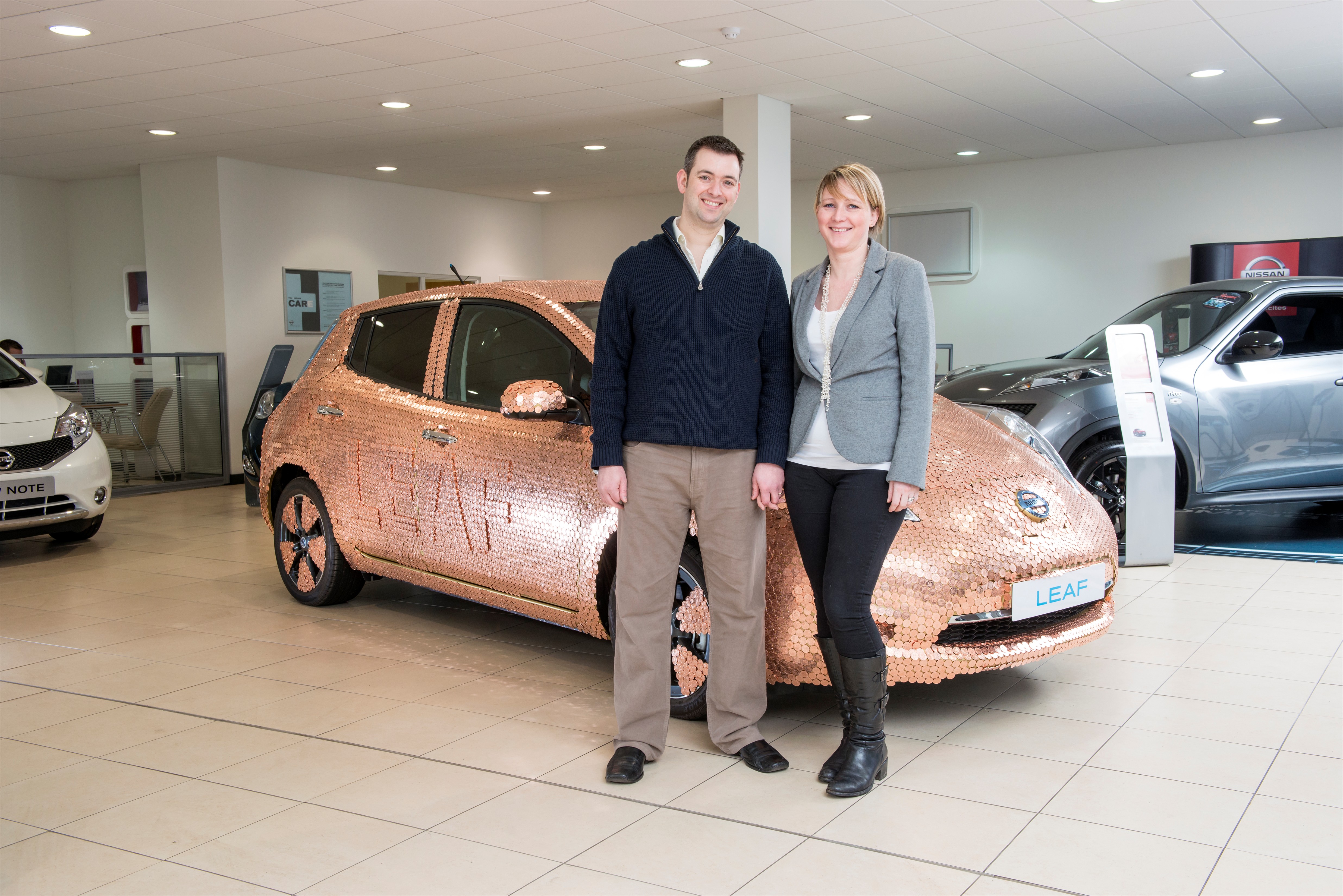 Nissan leaf pokryty monetami
