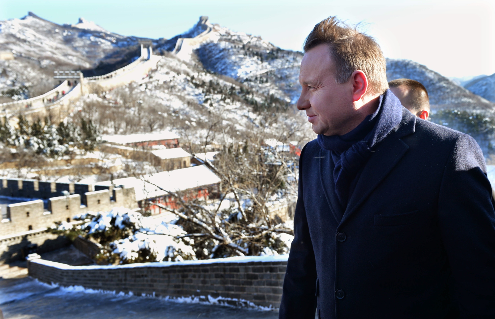 Andrzej Duda zapewniał zaś, że Polska chce wzmacniać strategiczne partnerstwo z Chinami. <br>- <em>Mam wielkie nadzieję na to, że strategiczne partnerstwo pomiędzy Polską, a Chinami, zawarte w 2011 roku, będzie teraz kontynuowane</em> - powiedział Andrzej Duda podczas spotkania z prezydentem Xi Jinpingiem. Andrzej Duda zaprosił prezydenta Chin do złożenia wizyty w Polsce w 2016 roku.<br> Obaj przywódcy rozmawiali na temat pogłębiania strategicznego partnerstwa oraz rozwoju współpracy gospodarczej. Częściowo będzie ona realizowana w oparciu o chiński projekt nowego Jedwabnego Szlaku. W obecności prezydentów podpisano też umowę o współpracy w zakresie turystyki. Bank Gospodarstwa Krajowego podpisał umowę o współpracy z największym na świecie Chińskim Bankiem Przemysłowo-Handlowym. Dzięki temu w przyszłości będzie możliwe kredytowanie polsko - chińskich projektów w zakresie infrastruktury. ICBC podpisał też umowę z Polską Agencją Informacji inwestycji zagranicznych.