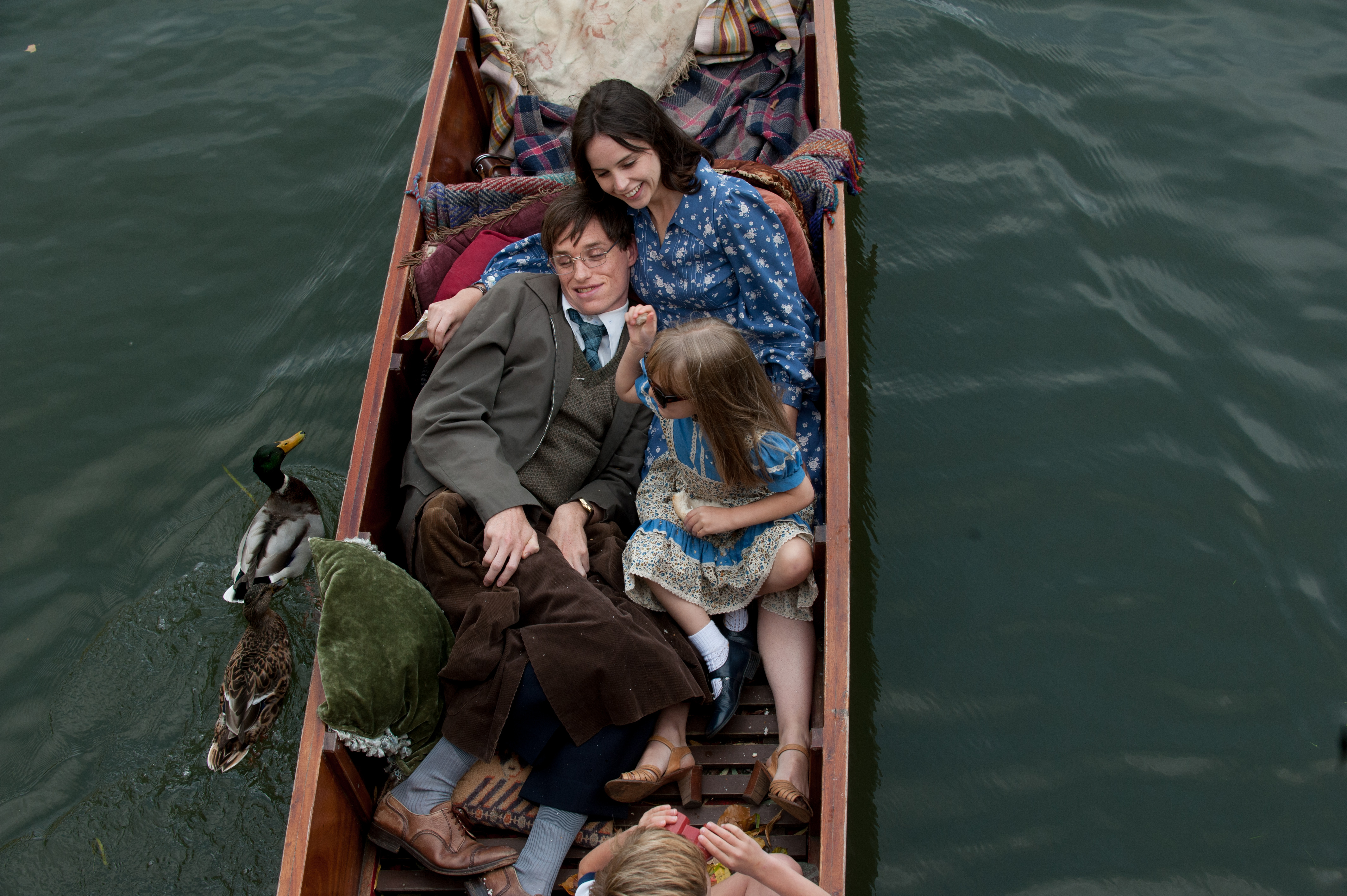 Felicity Jones i Eddie Redmayne w filmie
