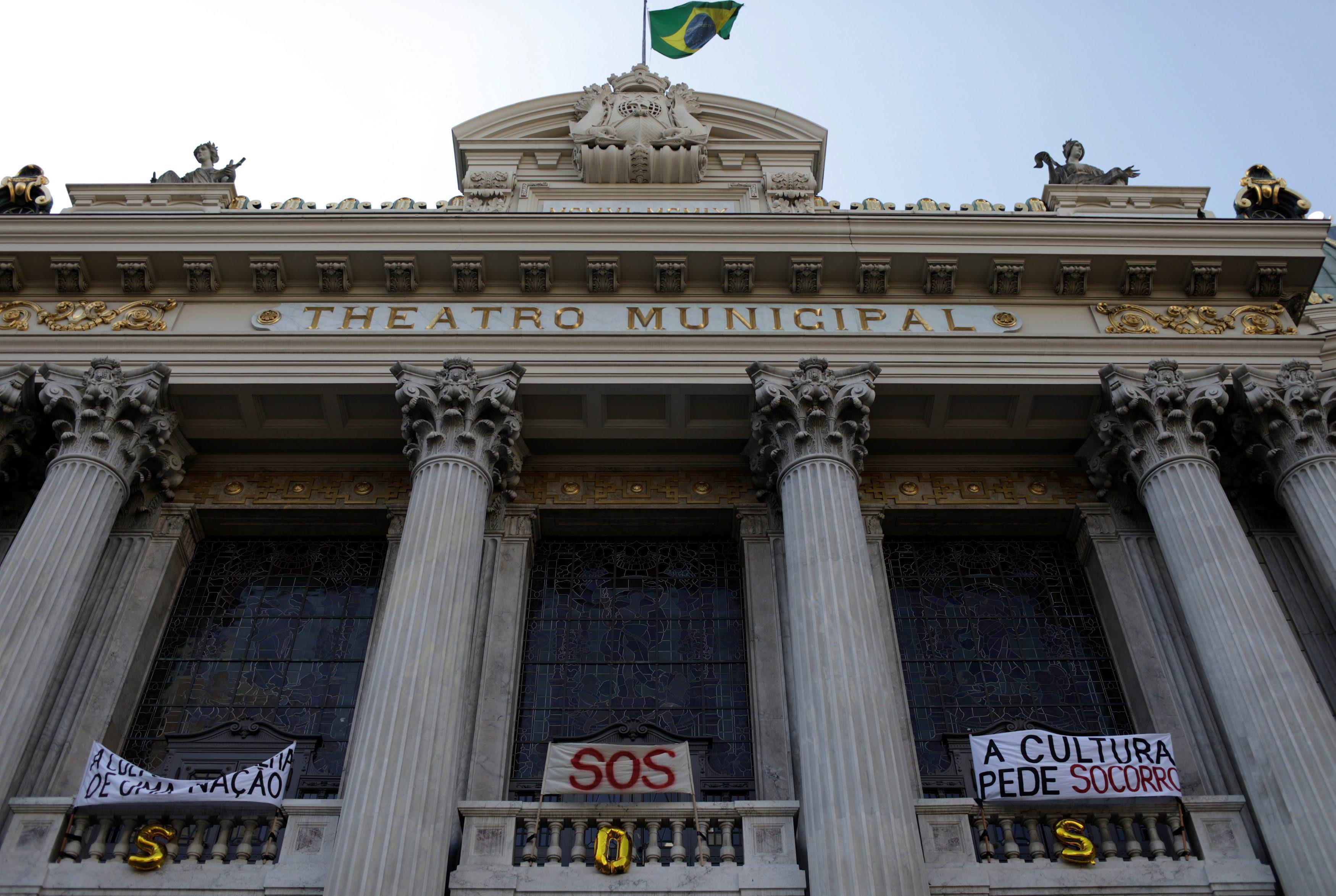 The Wider Image: Financial crisis leaves Rio ballerinas struggling
