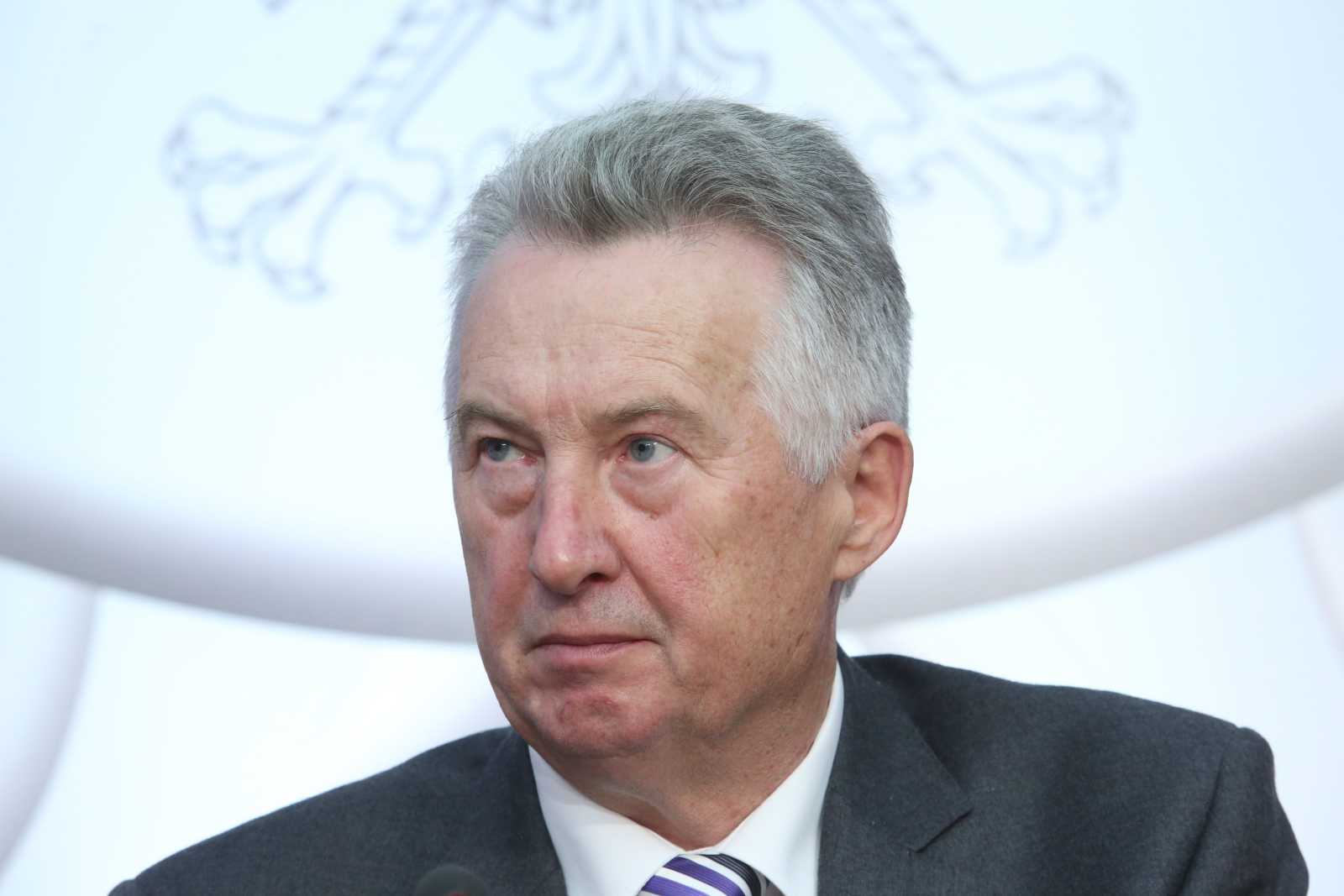 Stefan Jaworski od tygodnia znajduje się na celowniku mediów i części polityków. Ten były prokurator i sędzia trybunału Konstytucyjnego w stanie spoczynku, jako przewodniczący PKW, wskazywany jest jako główny winowajca zamieszania z liczeniem głosów oddanych w wyborach samorządowych. Stefan Jaworski ma 68 lat, jest prokuratorem, który od lat 70. do roku 1993 przeszedł przez niemal wszystkie szczeble hierarchii prokuratorskiej. Przez krótki okres był również dyrektorem Departamentu Prokuratury w Ministerstwie Sprawiedliwości - na to stanowisko powołany został w 1992 roku. Opublikował wiele prac z zakresu prawa konstytucyjnego i ustroju prokuratury.Przez osiem lat - w latach 193-2001 - zasiadał w Trybunale Konstytucyjnym. Obejmując w 2010 roku fotel szefa PKW (w której zasiada od 1995 roku) przyznał, że chce kontynuować zarządzanie Komisją w sposób, jaki przyjął jego poprzednik na tym stanowisku, Ferdynand Rymarz. Jednym z pierwszych problemów, z którymi musiał się zmierzyć, był medialny szum wokół odmówienia Andrzejowi Lepperowi rejestracji jako kandydata na prezydenta w 2010 roku. PKW wydała wówczas taką decyzję, opierając się na informacji z Krajowego Rejestru Karnego, w którym znajdowała się informacja o ciążącym na liderze Samoobrony wyroku. Sęk w tym, że wyrok ów, nim się uprawomocnił, został zaskarżony, a w efekcie postępowania sprawa została umorzona. Lepper, gdy sprawa już się wyjaśniła, a jego kandydatura została zarejestrowana, wyznał, że