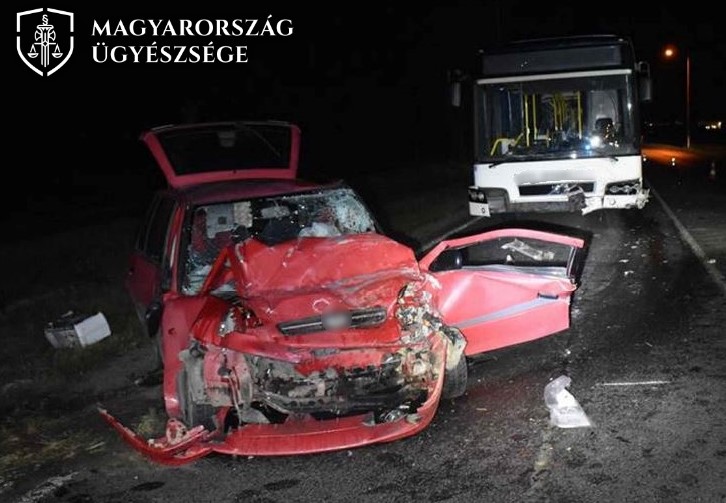 Busznak csapódott a részeg sofőr, a biztonsági övét sem használta