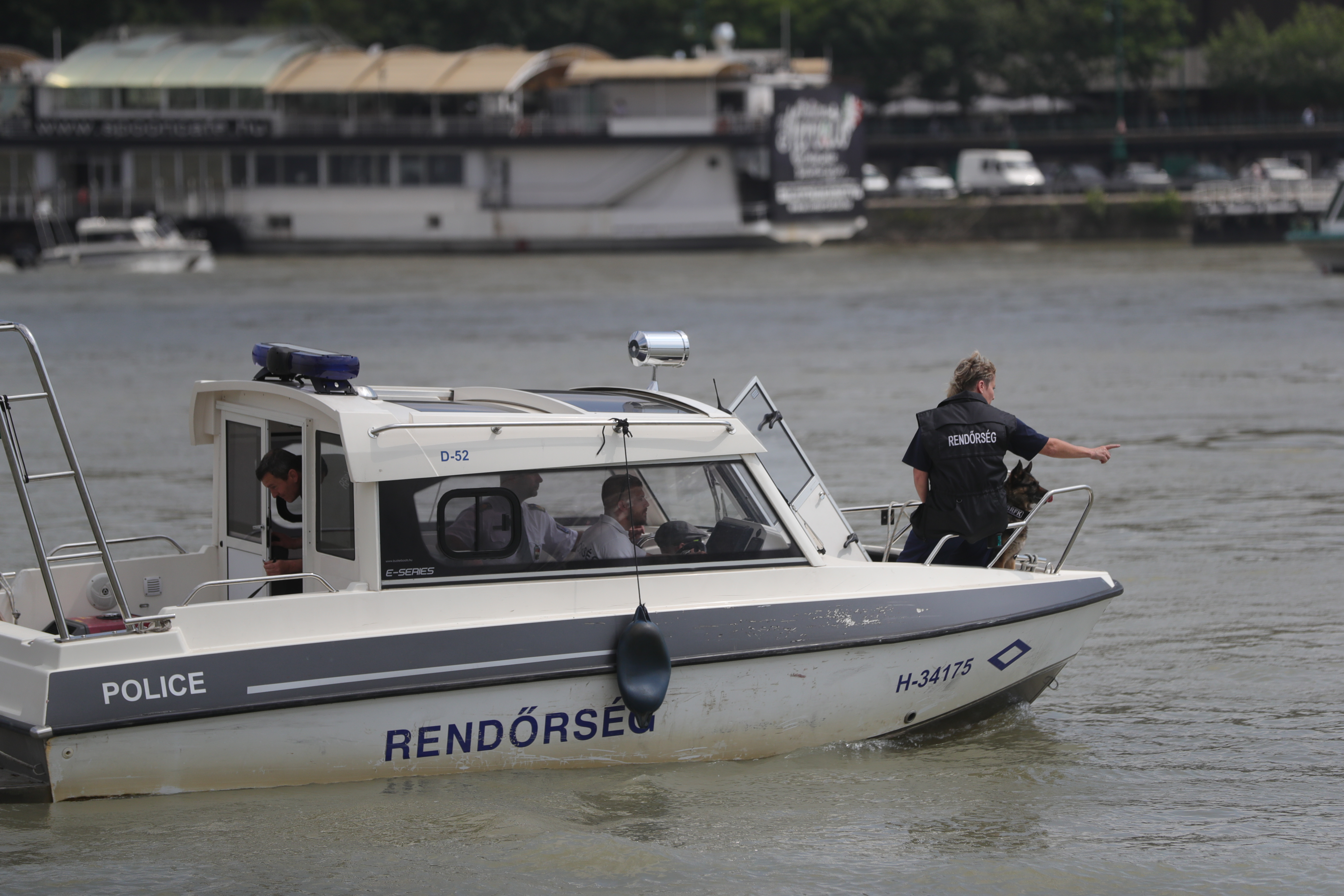 Bemutatjuk az egyetlen női vízirendőr parancsnokot – Csinos, és szerelmes a Dunába