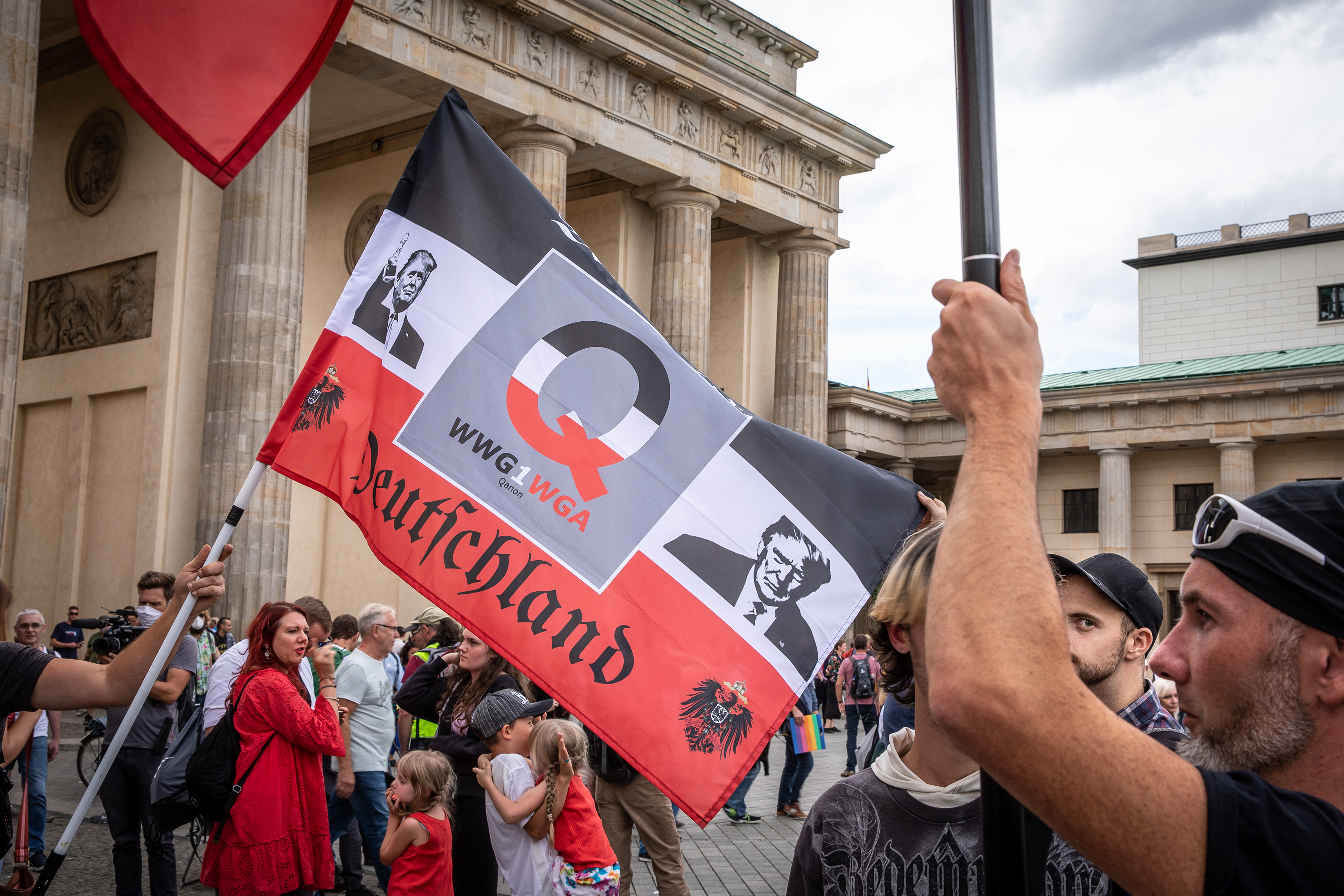 Demonstracja w Berlinie zwolenników teorii, że COVID-19 nie istnieje, 29 sierpnia 2020 r.