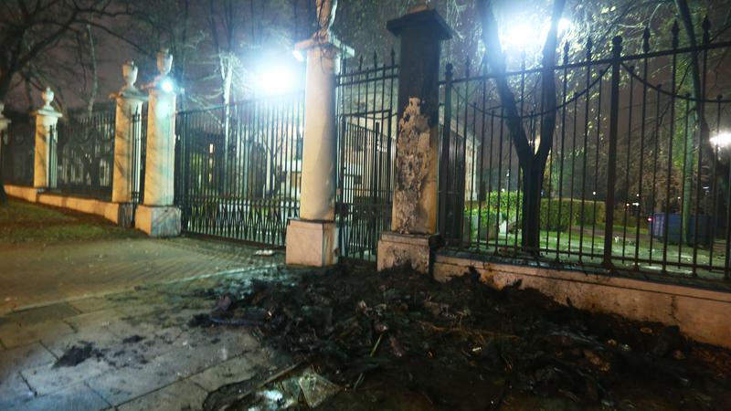 Zgliszcza spalonej budki policji na tyłach ambasady Federacji Rosyjskiej w Warszawie