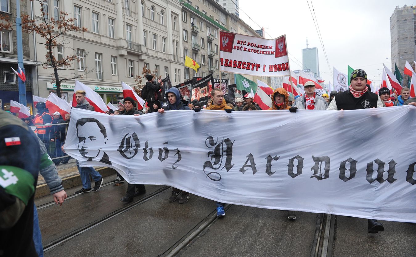 Przed sceną przy Stadionie Narodowym spalono trzy niebieskie flagi z logo portalu społecznościowego Facebook, na którym przez pewien czas był zablokowany profil marszu.