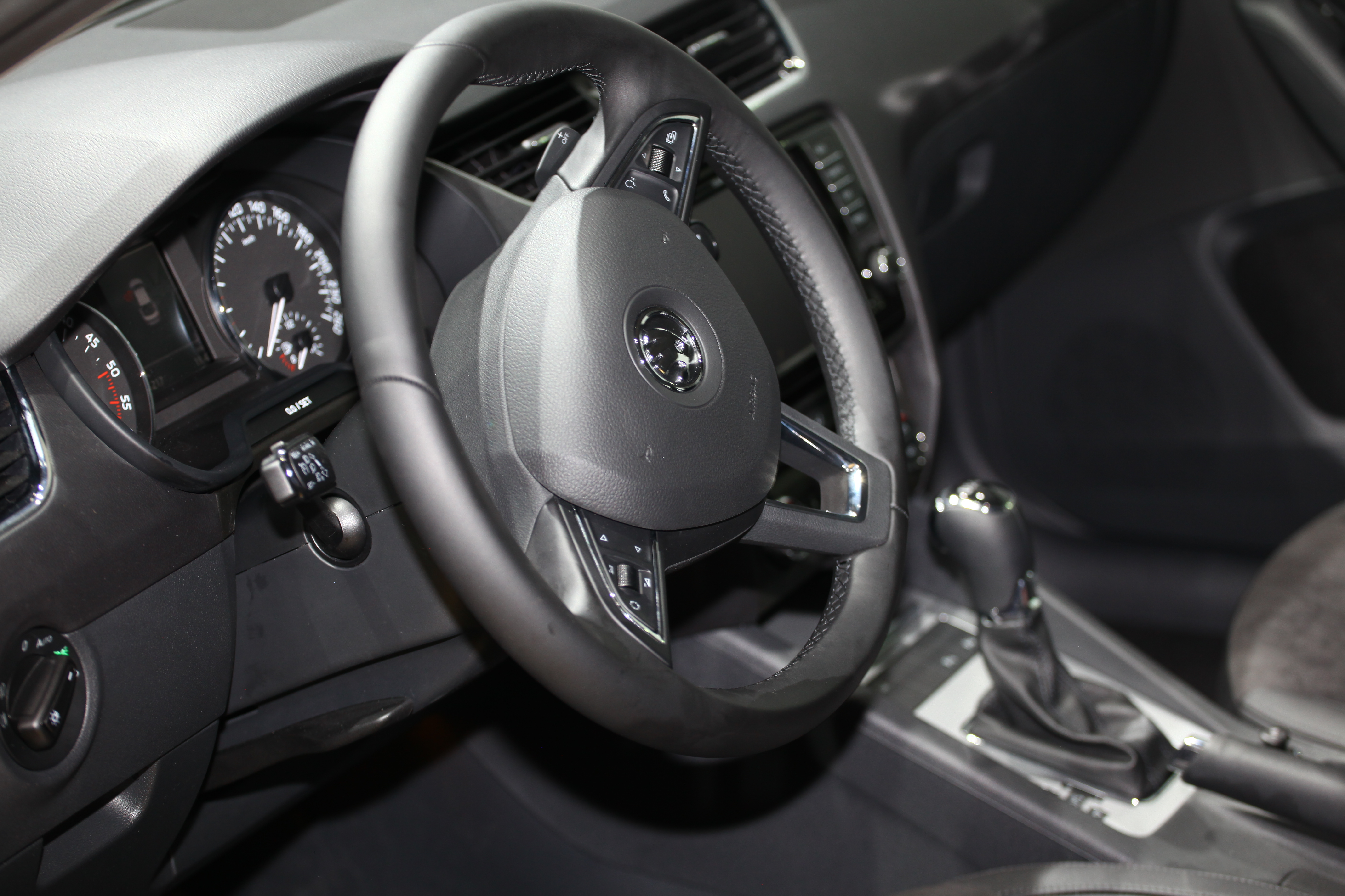 Nowa skoda octavia może być wyposażona w 9 poduszek powietrznych, w tym poduszkę chroniącą kolana kierowcy i tylne, boczne poduszki powietrzne. Pięć gwiazdek w teście Euro NCAP? Inaczej być nie może...