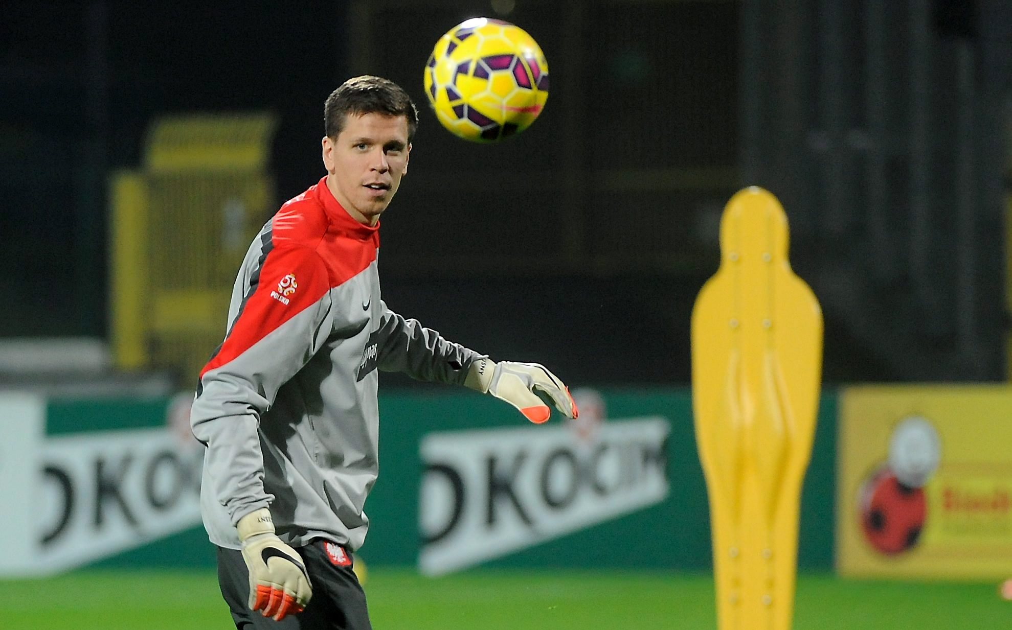 Bramkarz piłkarskiej reprezentacji Polski Wojciech Szczęsny podczas treningu kadry w Warszawie.