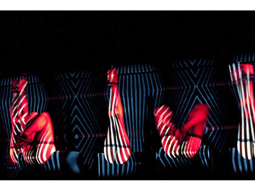 Nagość w show Christiana Louboutina i kabaretu Crazy Horse