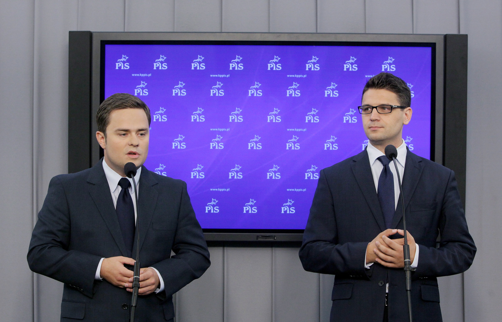 Pod lupę wzięło Adama Hofmana już rok temu Centralne Biuro Antykorupcyjne - dopatrzyło się na koncie tajemniczych przelewów na kwotę około 100 tysięcy złotych. Czym prędzej zgłosiło więc sprawę do prokuratury. I choć Hofman się tłumaczył, że chodzi o pożyczkę od osób trzecich i do czasu wyjaśnienia sprawy zawiesił swoje członkostwo w partii i klubie PiS, to na nie obyło się bez ostrej reakcji ze strony Jarosława Kaczyńskiego. - Pan Hofman przestanie być szefem regionu, przestanie być rzecznikiem i nie będzie czynnym członkiem partii, nie będzie też członkiem klubu - oświadczył prezes Prawa i Sprawiedliwości. Hofmanowi udało się jednak sprawę wyjaśnić i uniknąć konsekwencji. Już kilka tygodni po wybuchu skandalu wrócił na stanowisko rzecznika partii.