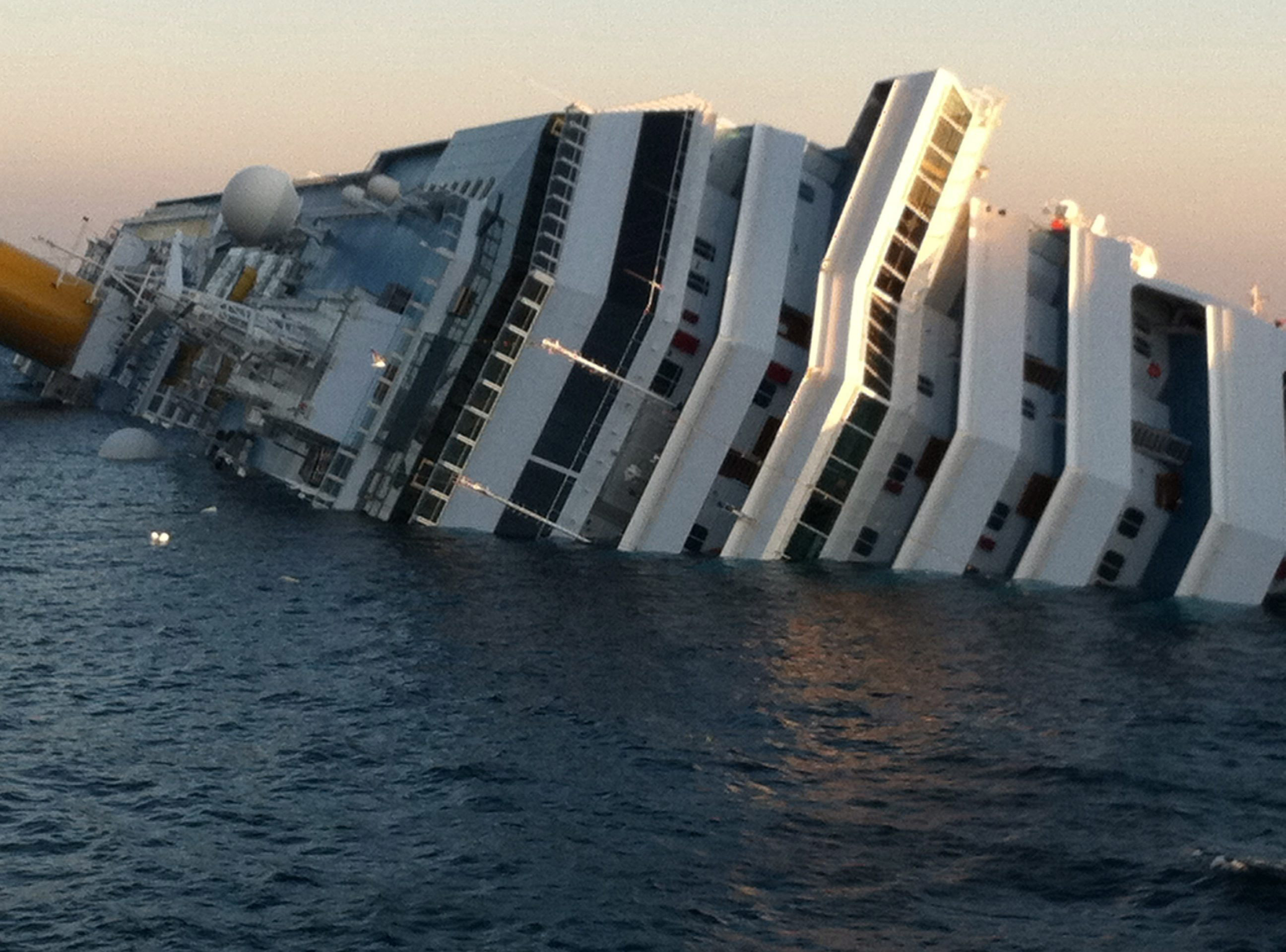 Dramat statku wycieczkowego rozegrał się późnym wieczorem w piątek. „Costa Concordia”, na pokładzie której znajdowało się ponad 4200 osób, uderzyła w podmorskie skały i osiadła na mieliźnie na boku, nabierając wody