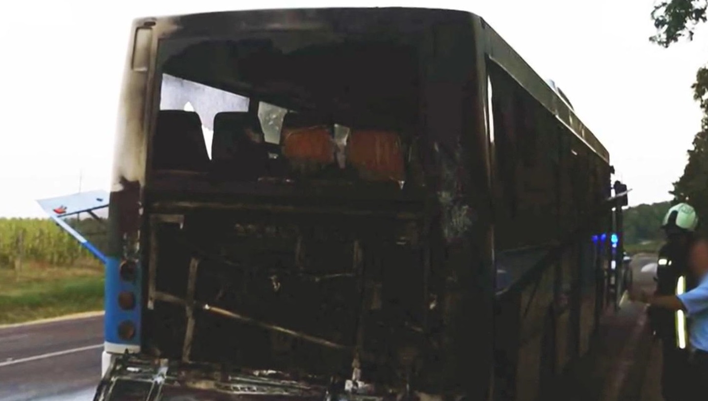 Pánik: kigyulladt egy utasokkal teli busz Eger és Kerecsend között - sokkoló felvétel a helyszínről