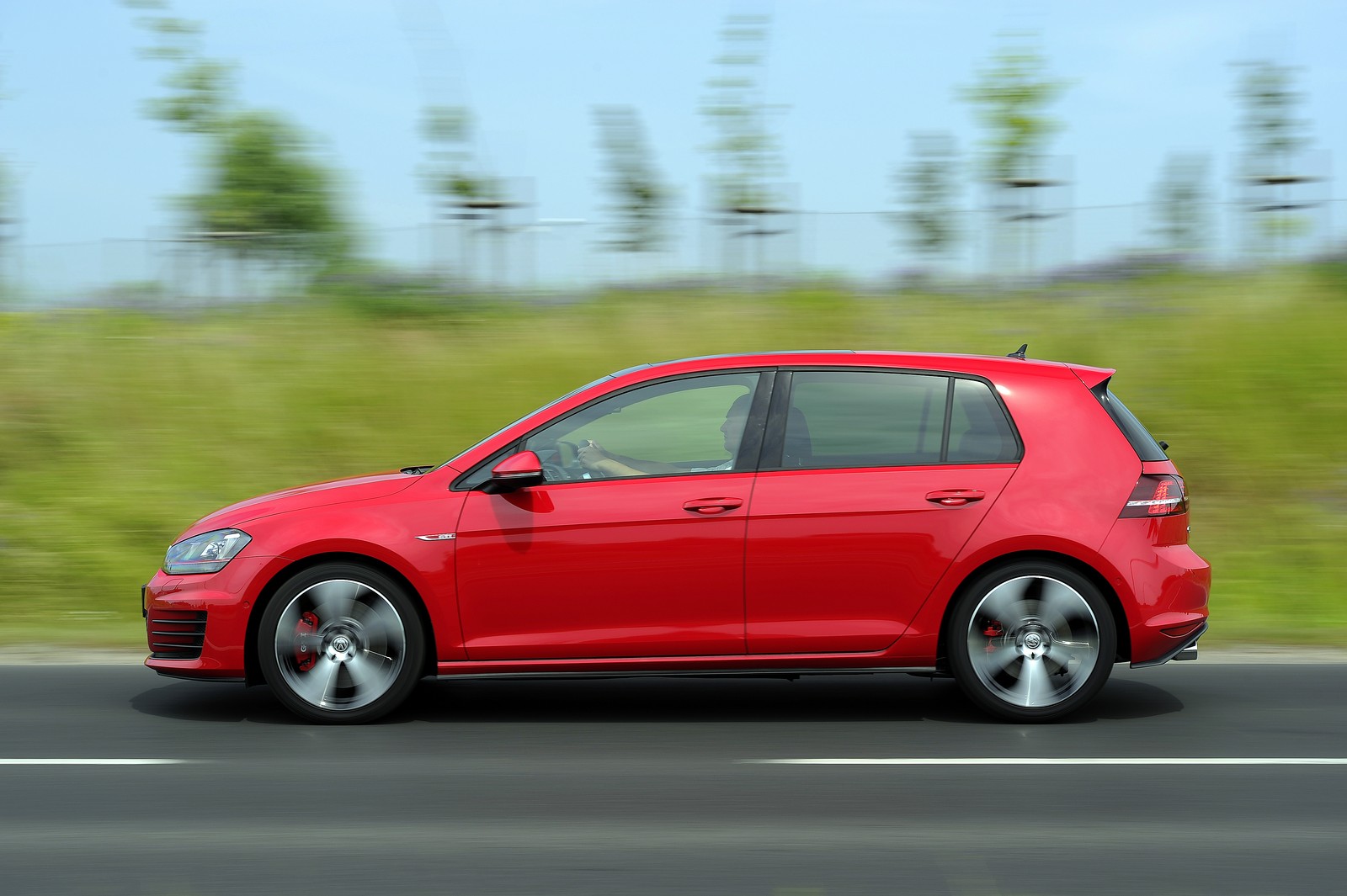Dziennik.pl miał okazję przetestować Golfa GTI z pakietem Performance. W praktyce auto prowadzi się jak po sznurku. Koła posłusznie reagują na każdy ruch kierownicą. Tak mocny silnik w przednionapędowym aucie nie wróży dobrych własności jezdnych, jednak szereg systemów elektronicznych pomaga utrzymać na wodzy całe stado koni mechanicznych. Doskonałe przyspieszenie i świetna skrzynia DSG pozwala posmakować sportowej jazdy w aucie teoretycznie przeznaczonym dla rodziny.