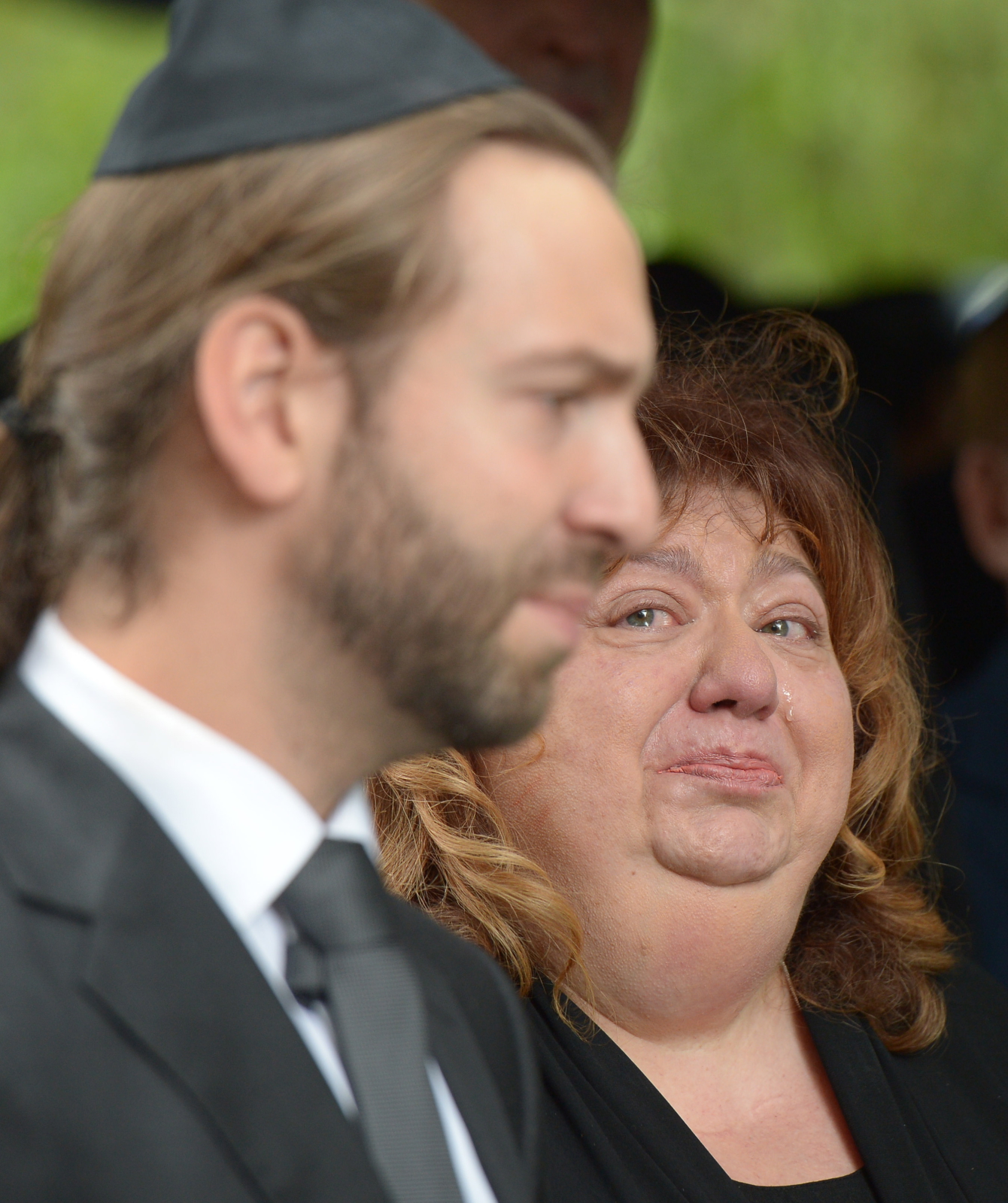 Wicedyrektor Teatru Żydowskiego Gołda Tencer i syn zmarłego, Dawid Szurmiej