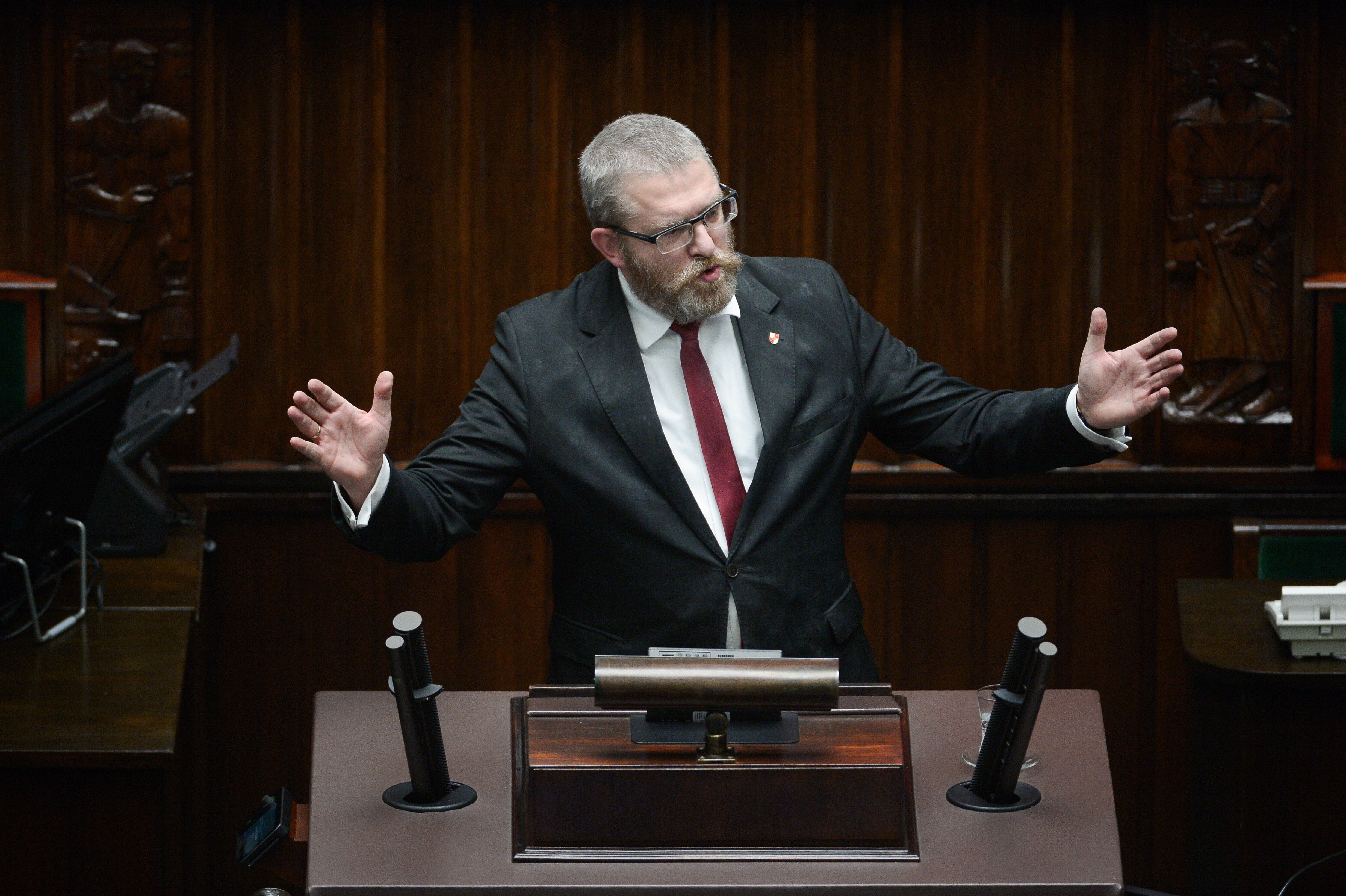 Botrányos incidens a lengyel parlamentben: poroltóval oltotta el a hanukagyertyát egy képviselő – fotók