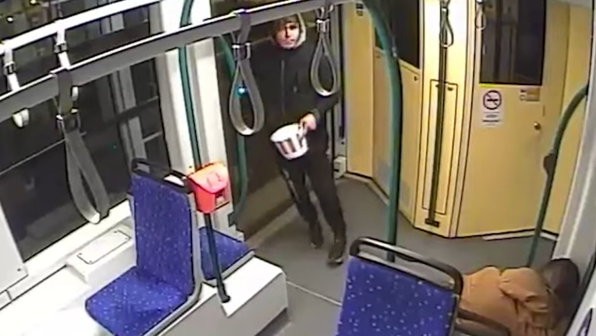 Videón, ahogy egy fiatal kizsebeli az utast a 6-os villamoson, majd angolosan távozik – Ön látta?