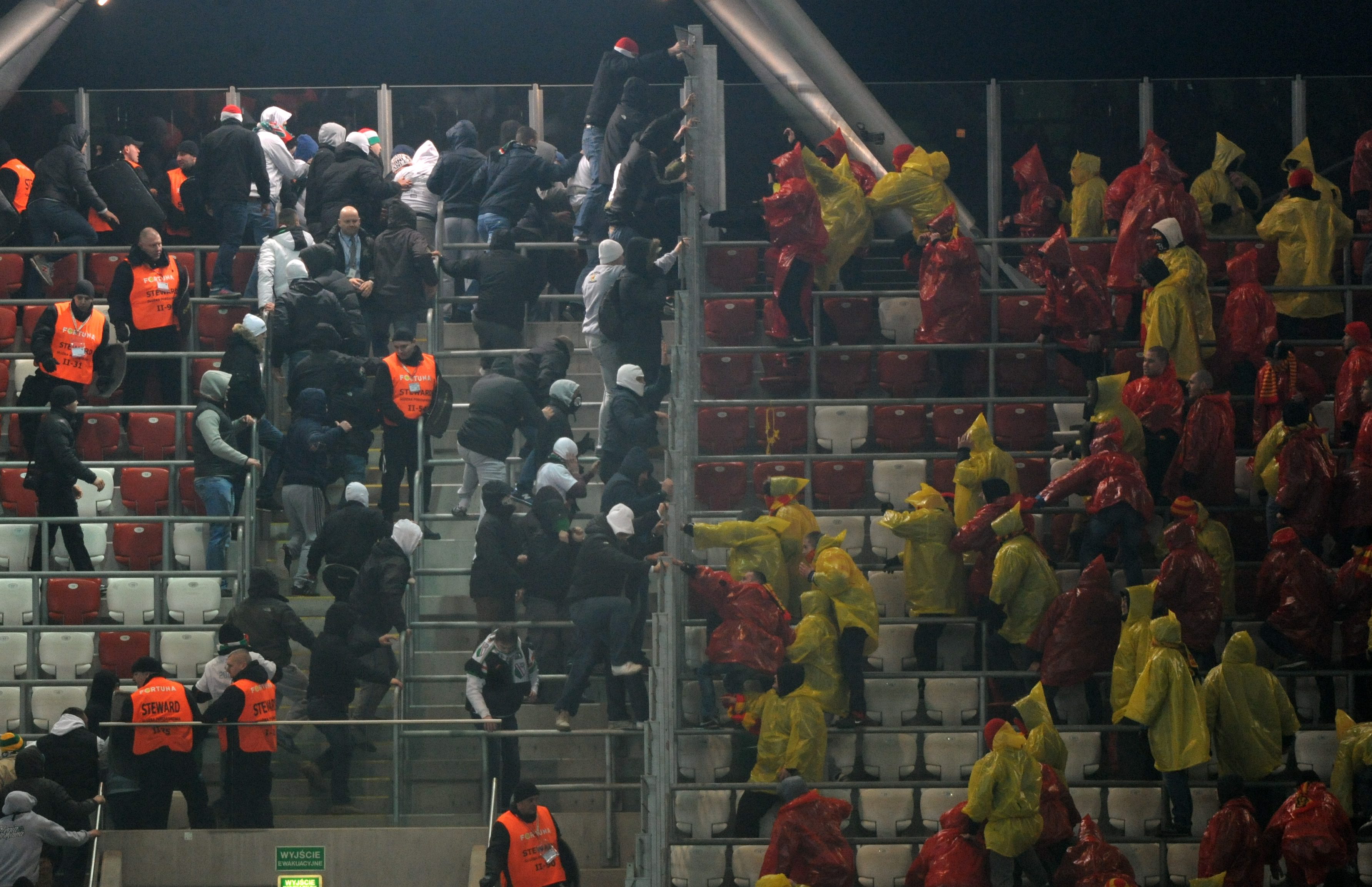 Bandyci na stadionie Legii pobili kibiców Jagiellonii