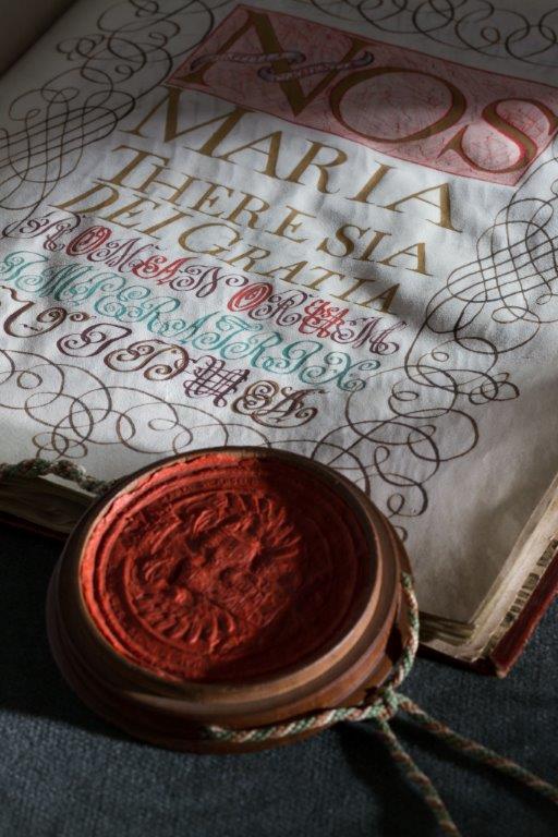 250 értéktárgy mesél a múltról – A magyar koronázási palást egy darabját is megtekinthetjük