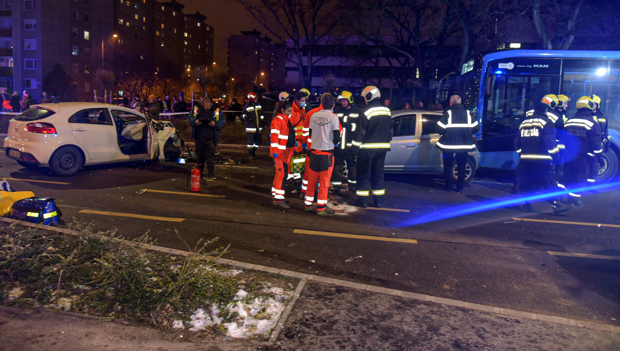 Újpesti tömegkarambol: 14 éves lánya mellett halt meg a balesetben a vétlen apuka – videó