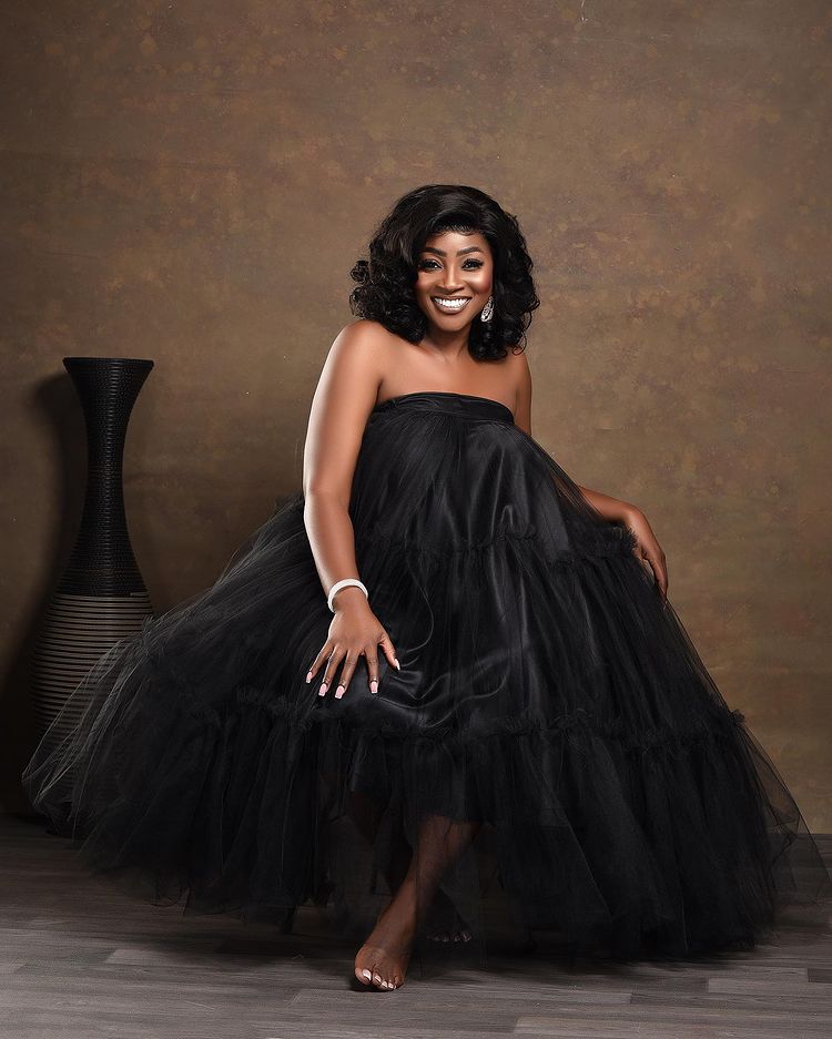 Black gathered dramatic look is taking over the trends, Cookietee is doing it effortlessly on her birthday