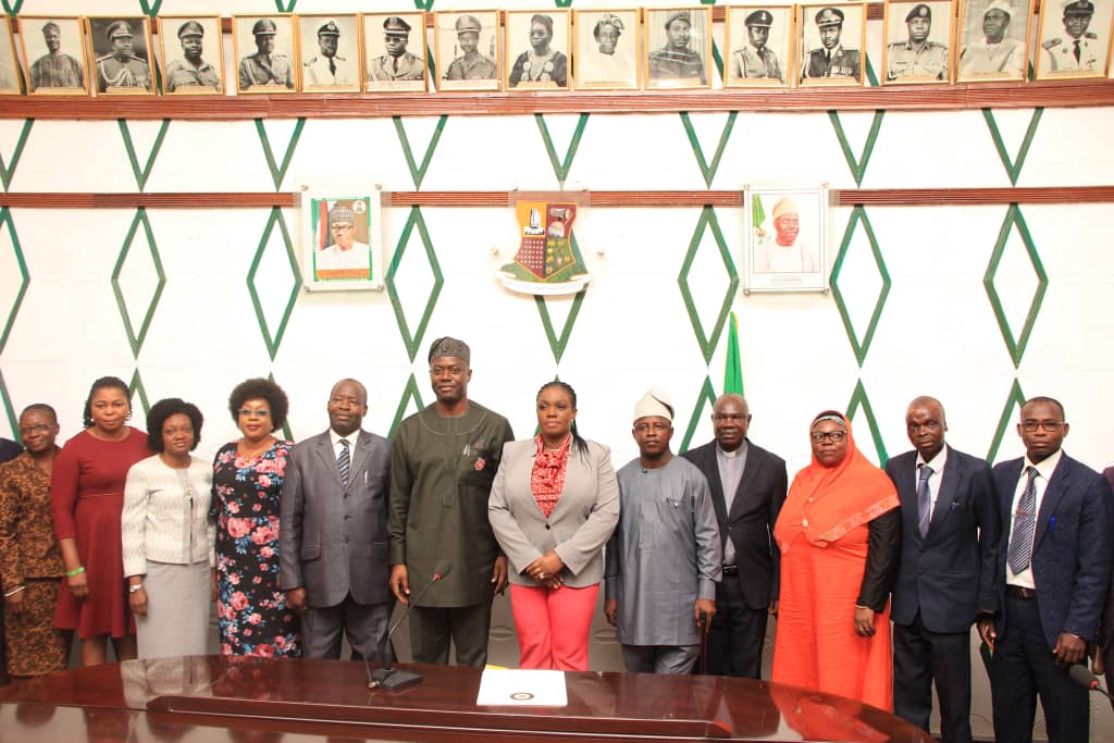 Governor Seyi Makinde of Oyo State inaugurates board members of the Oyo State Agency for the Control of AIDS (OYSACA) to be chaired by his wife [Twitter/@seyiamakinde]