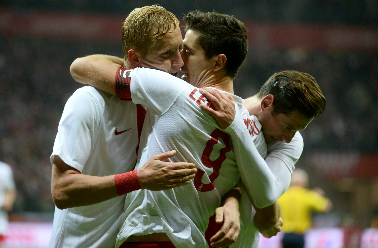 Kamil Glik (L) i Grzegorz Krychowiak (P) cieszą się z gola Roberta Lewandowskiego (C) podczas meczu towarzyskiego z Islandią