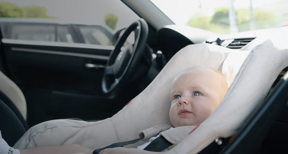 Egyetlen percre se hagyjuk a kocsiban a gyereket - videó - Blikk