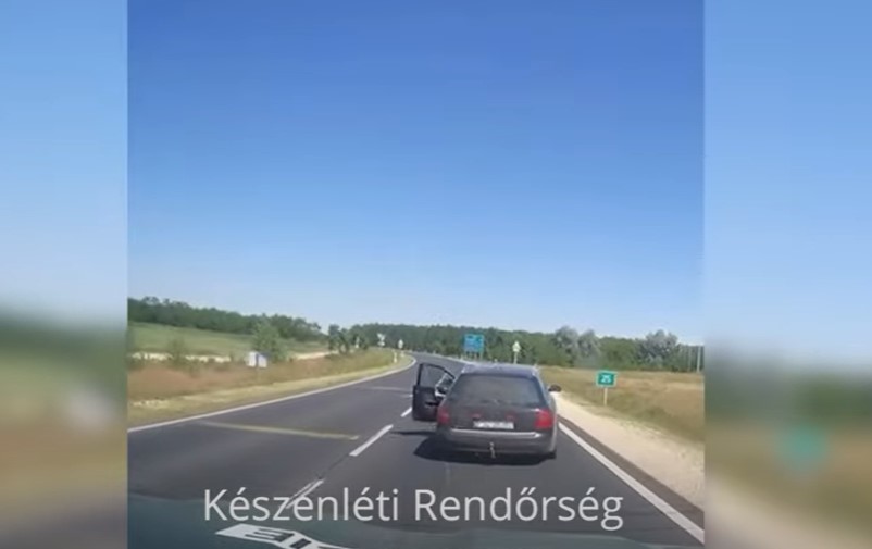 Életveszélyes manőver: menet közben ugrott ki a kocsiból egy sofőr Szeged közelében – videó