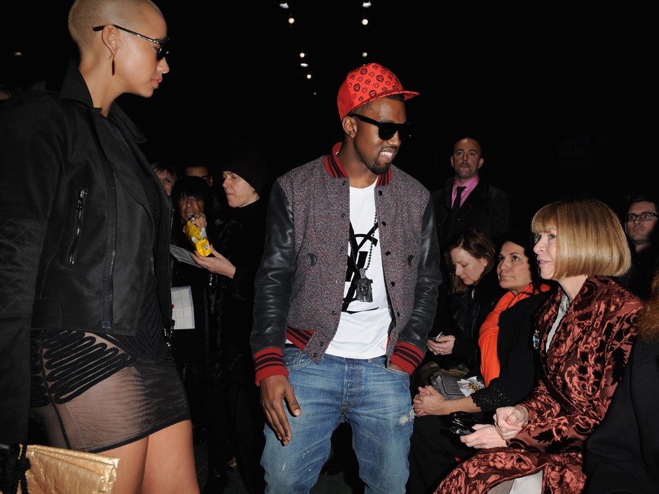 Kanye West z ówczesną dziewczyną, Amber Rose, na pokazie Givenchy w 2009 roku / Getty Images