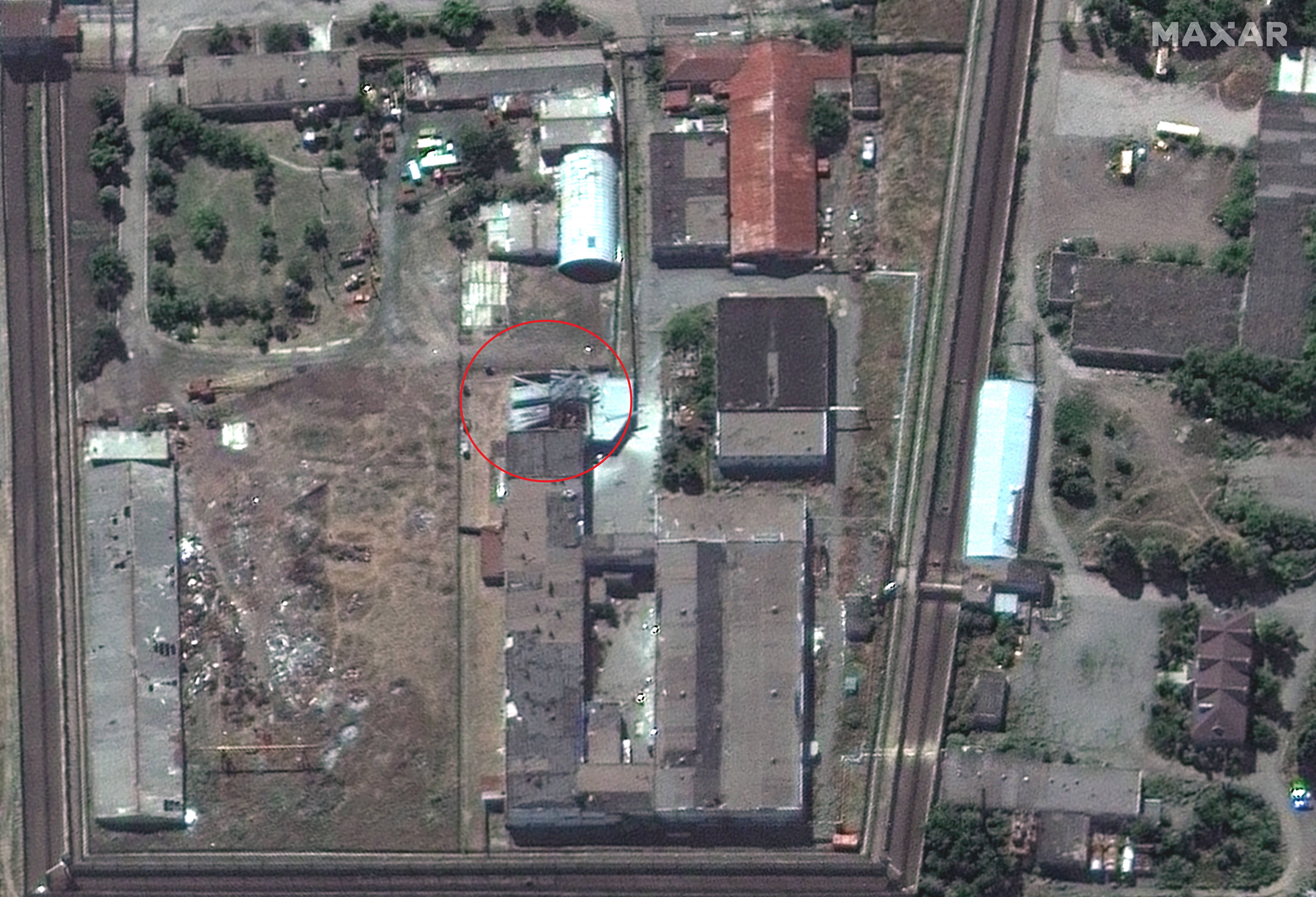 Obóz w Ołeniwce po ataku z 29 lipca. Na czerwono oznaczono budynek, w którym przebywali ukraińscy jeńcy