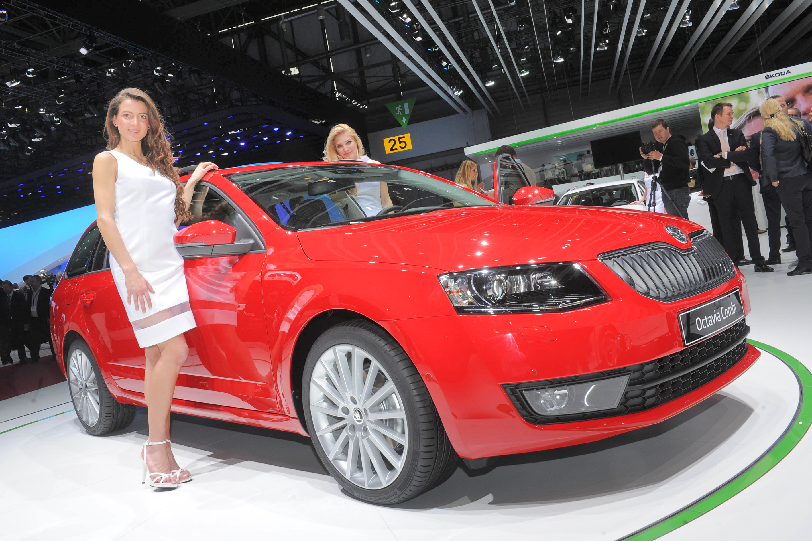 Nowa octavia combi od początku do końca mierzy 4659 mm i jest dłuższa od wcześniejszego wcielenia o 90 mm - tym samym swoją długością nowa Skoda zbliżyła się do volkswagena passata. W porównaniu do poprzedniego modelu rozstaw osi jest dłuższy o 11 cm (2686 mm w odniesieniu do starego modelu 2578 mm) - passat oferuje o 20 mm więcej.