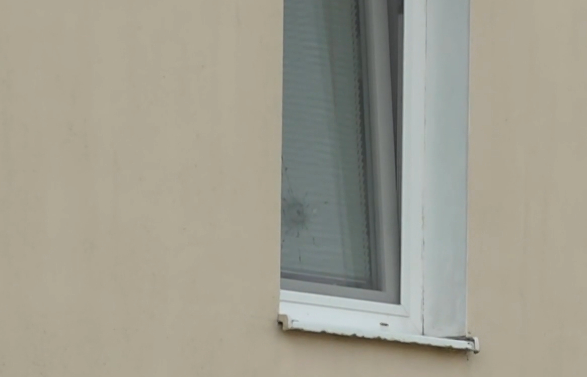 Tragédia Csejtén: eltévedt golyó ölt meg egy édesanyát, aki éppen a konyhában mosogatott – videó