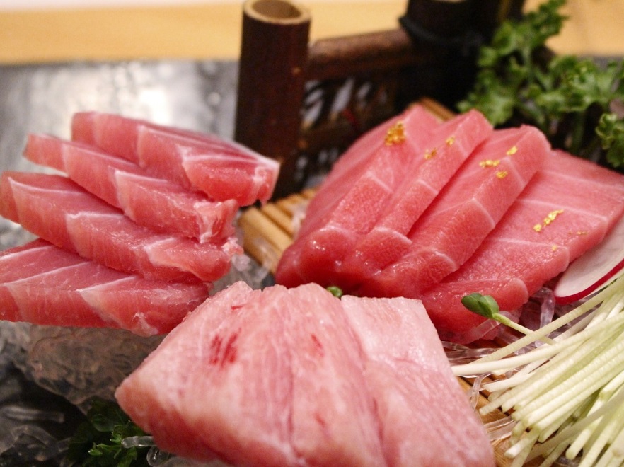 Ryba, czyli serce każdego sushi. Może nią być popularny łosoś, a także tuńczyk, ryba maślana czy węgorz. Każda z nich to cenne źródło wysokostrawnego białka (ok. 10-25 proc.) oraz kwasów n-3 i n-6, wykazujących wysokie właściwości dietetyczne. W rybach znajdziesz także pokłady witamin A, D, E i z grupy B oraz składniki mineralne, jak magnez, wapń, żelazo, sód czy potas. Poza tym ryby to w 50-85 proc. woda, tłuszcze na poziomie 0,2-54 proc., a także sole mineralne (0,5-5,6 proc.) oraz węglowodany (0,1-0,4 proc.). Pamiętaj, jedząc ryby hamujesz procesy nowotworowe oraz łagodzisz reakcje zapalne i alergiczne. Poprawiasz ciśnienie krwi oraz pracę serca. Obniżasz poziom „złego” cholesterolu LDL, ograniczając w ten sposób rozwój zmian miażdżycowych. Zwiększasz ilość serotoniny, która wpływa pozytywnie na samopoczucie i działa antydepresyjnie.