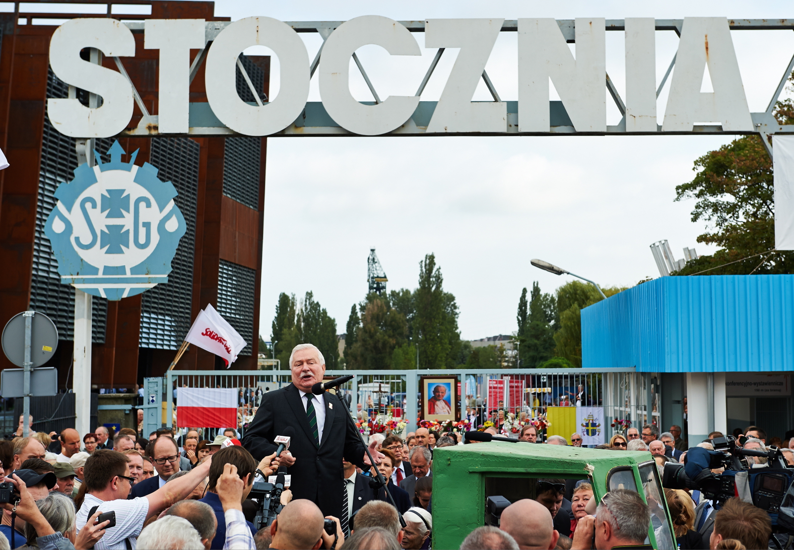 Lech Wałęsa przemawiał podczas uroczystości na Placu Solidarności, przed historyczną Bramą nr 2 Stoczni Gdańskiej, w pobliżu gmachu ECS i Pomnika Poległych Stoczniowców. Zarówno były prezydent jak i dyrektor ECS Basil Kerski oraz prezydent Gdańska Paweł Adamowicz przemawiali stojąc na wózku akumulatorowym - takim samym, z jakiego Lech Wałęsa przemawiał podczas strajków w Sierpniu 1980 roku.