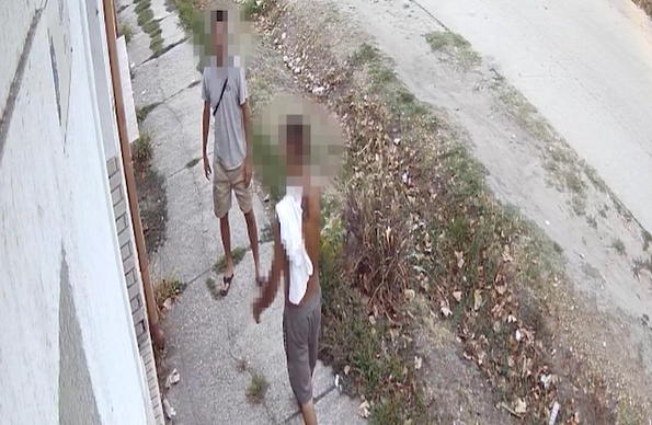 Sörrel a kézben rabolt ki egy fiatalembert egy lajosmizsei férfi – videón az elképesztő eset