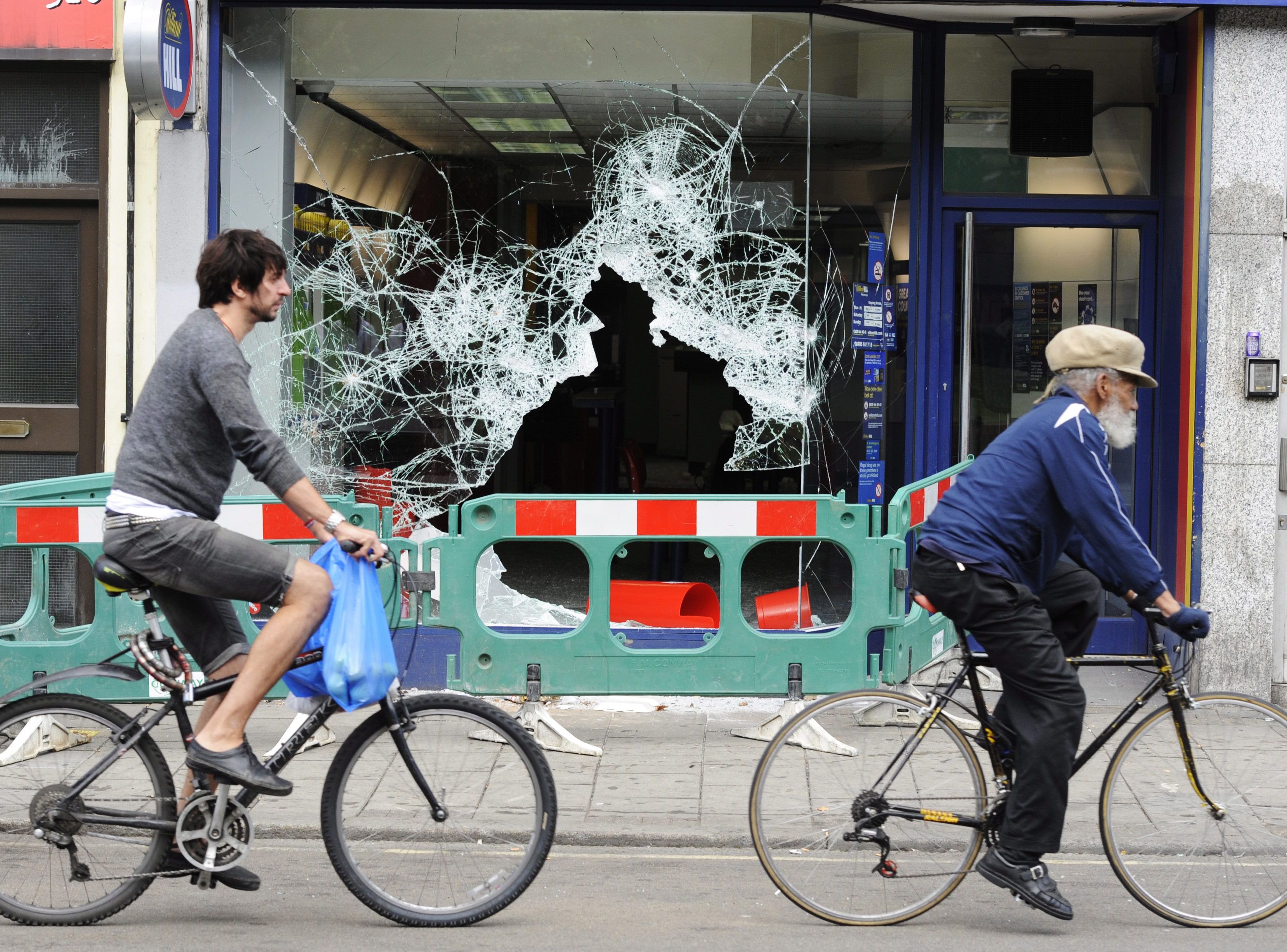 Rozbita witryna w dzielnicy Brixton