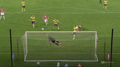 Cracovia - Arka (0:0): Interwencja kolejki Steinborsa! Łotysz w spektakularny sposób odbija strzał Hernandeza