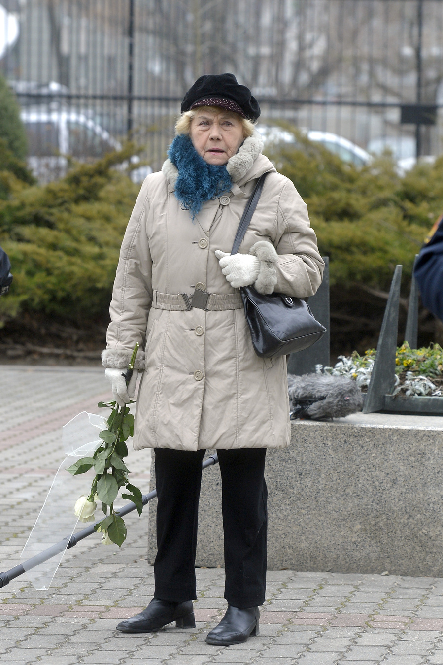 Teresa Lipowska na pogrzebie Stanisława Mikulskiego