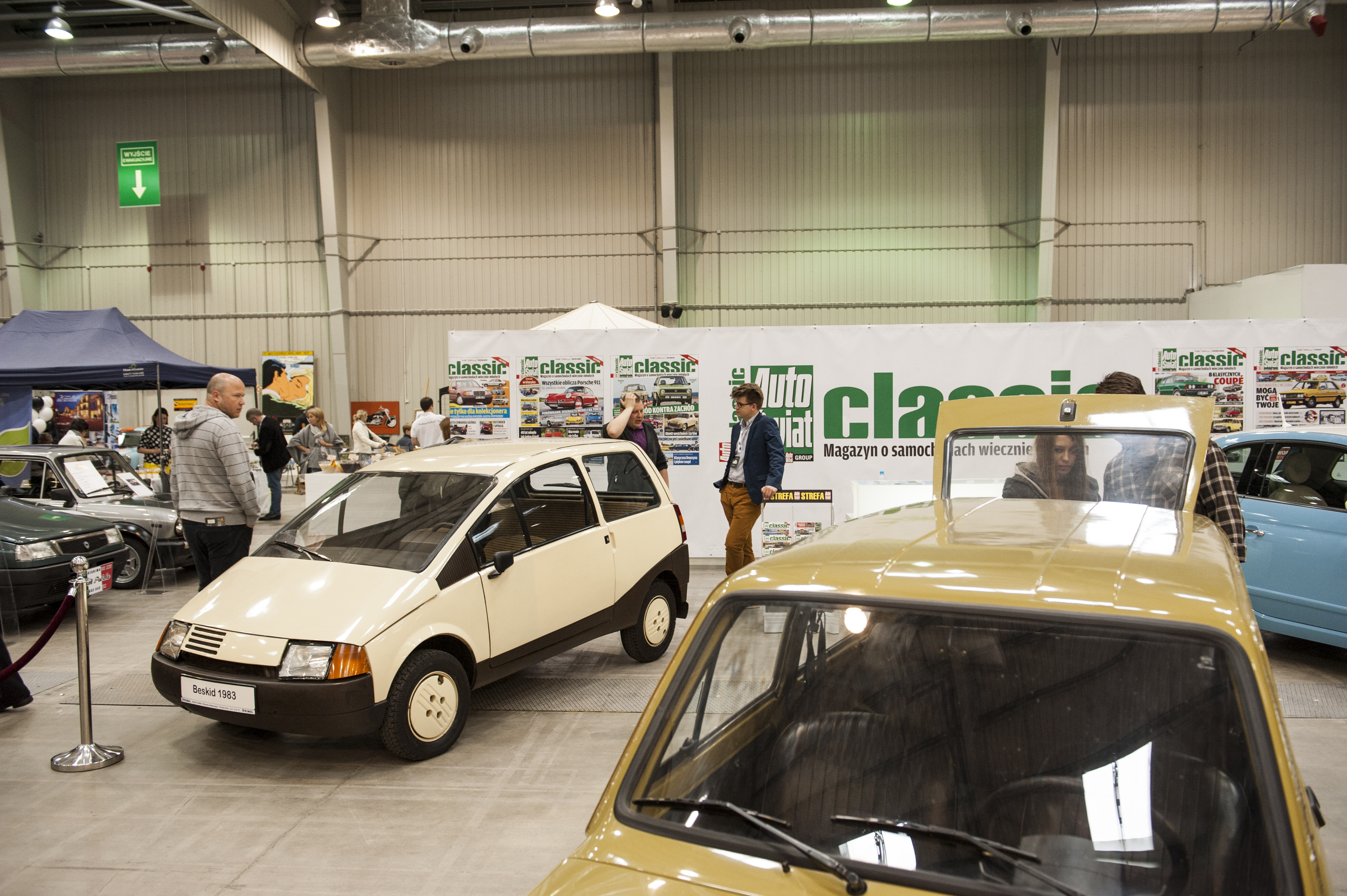 Beskid i fiat 126p Combi na stoisku magazynu
