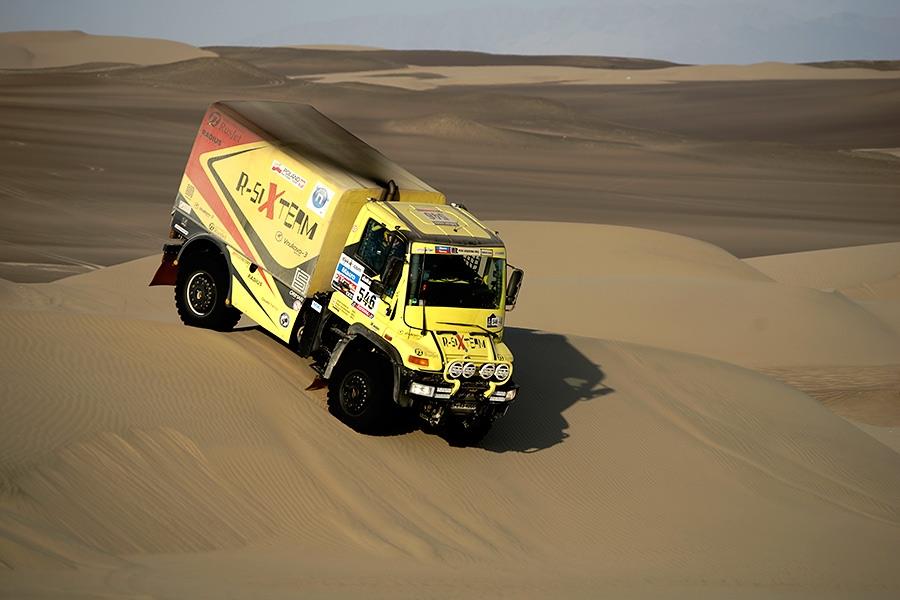 dakar 2013 żółty samochód na pustyni