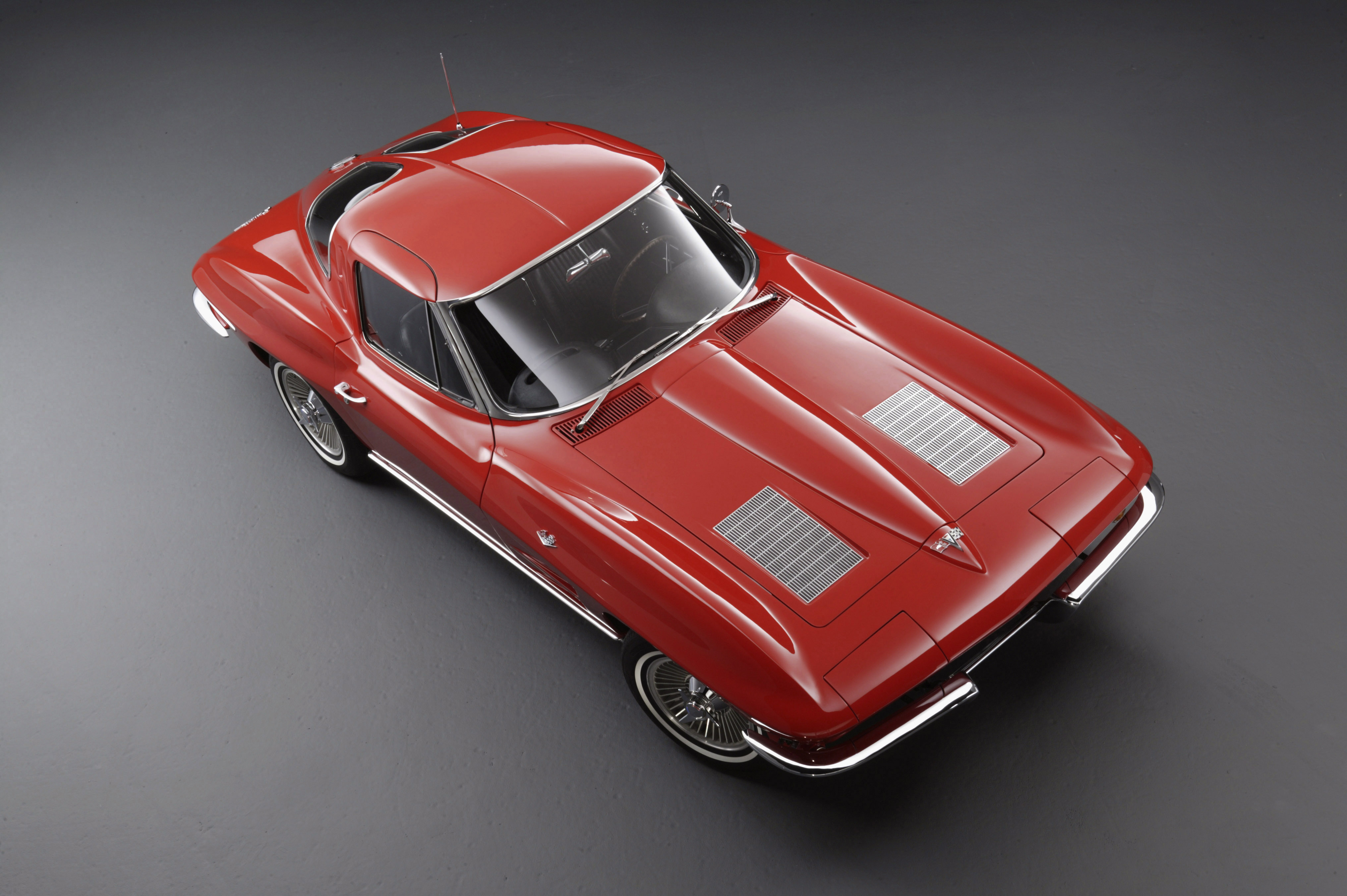 Wprowadzenie do rodziny modelowej corvette wersji coupe znacząco podniosło sprzedaż w kolejnych latach, ponieważ samochód nabrał praktycznych walorów w oczach osób zamieszkujących regiony o bardziej surowym klimacie. Jednocześnie nowa konstrukcja ramy oraz układ niezależnego zawieszenia kół zmieniły corvette w samochód przyjazny dla kierowcy.
