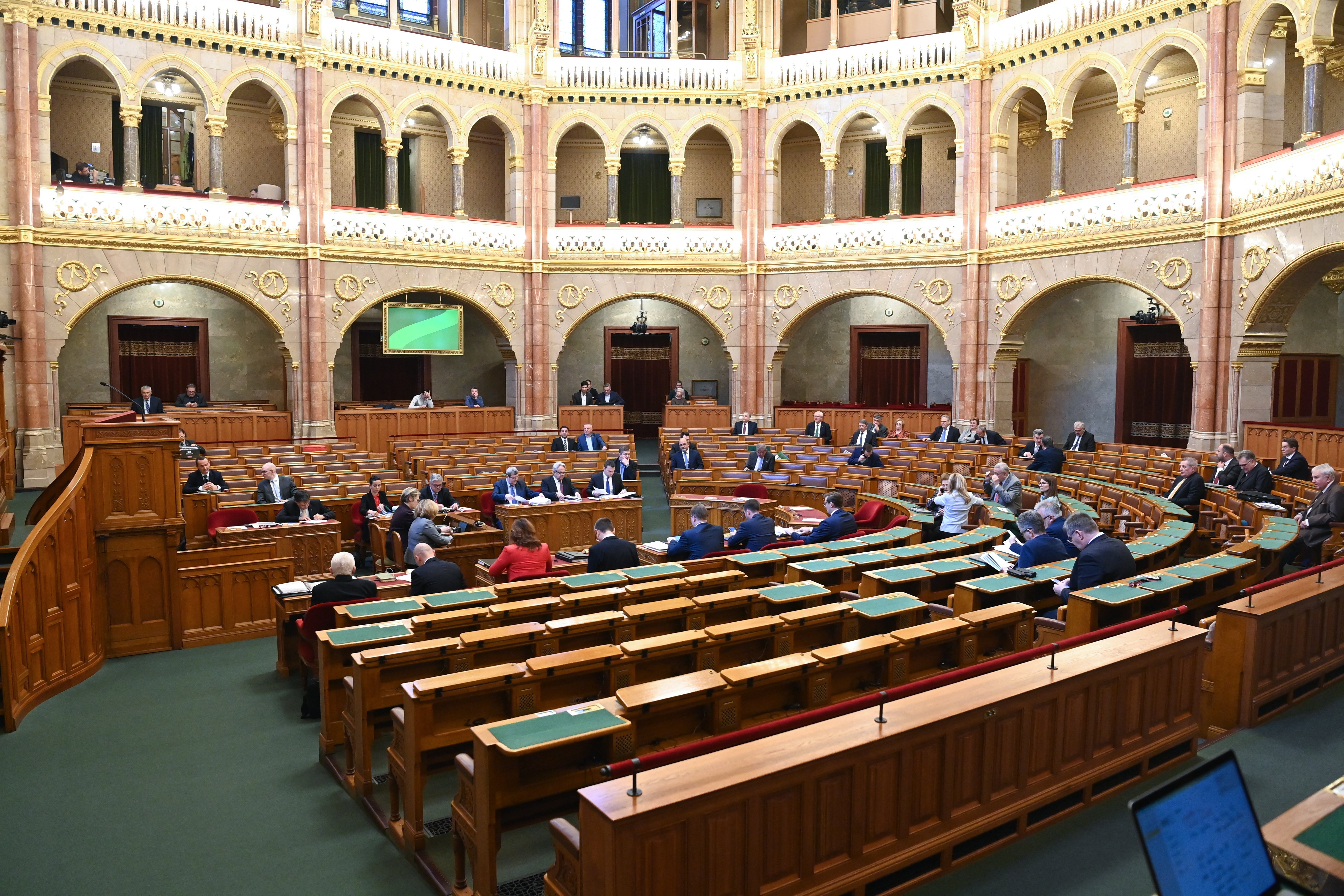 Hozzányúlnának a panelokhoz és a készpénzhasználathoz is - erről megy most a vita a parlamentben