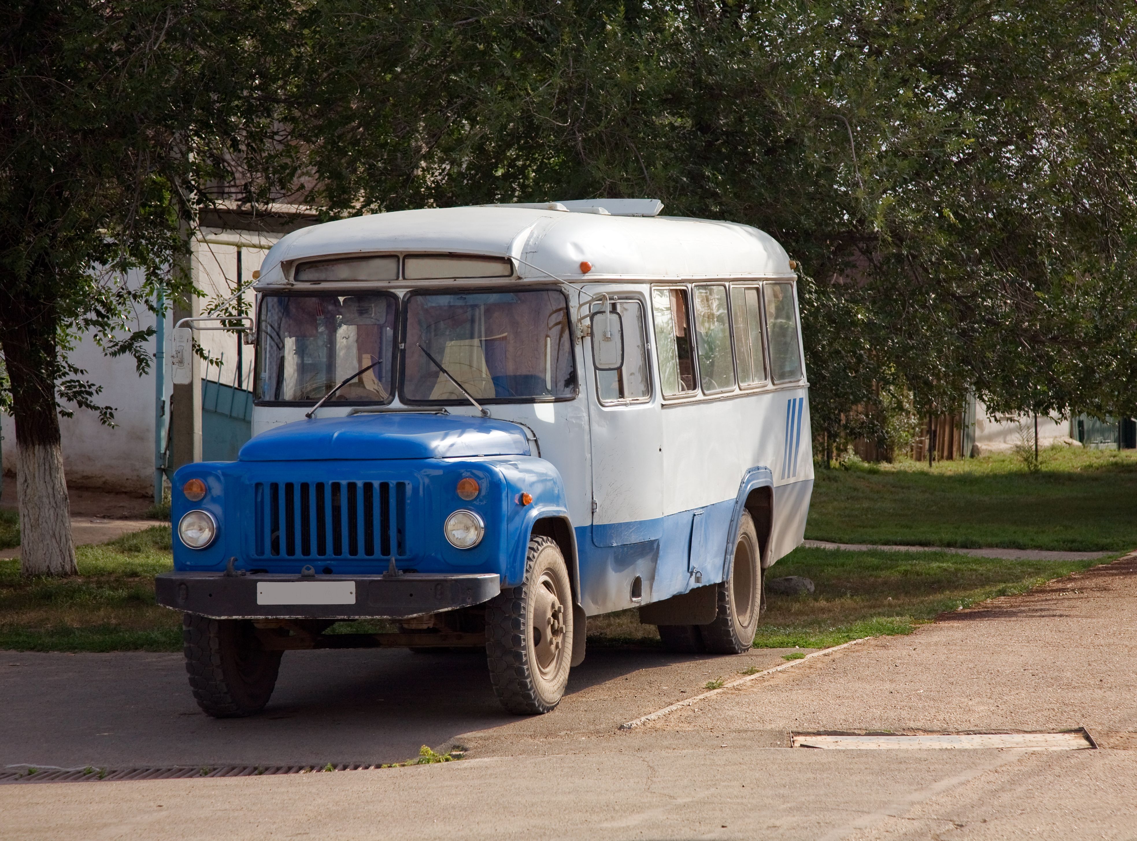 Stary bus na ulicy Uralska