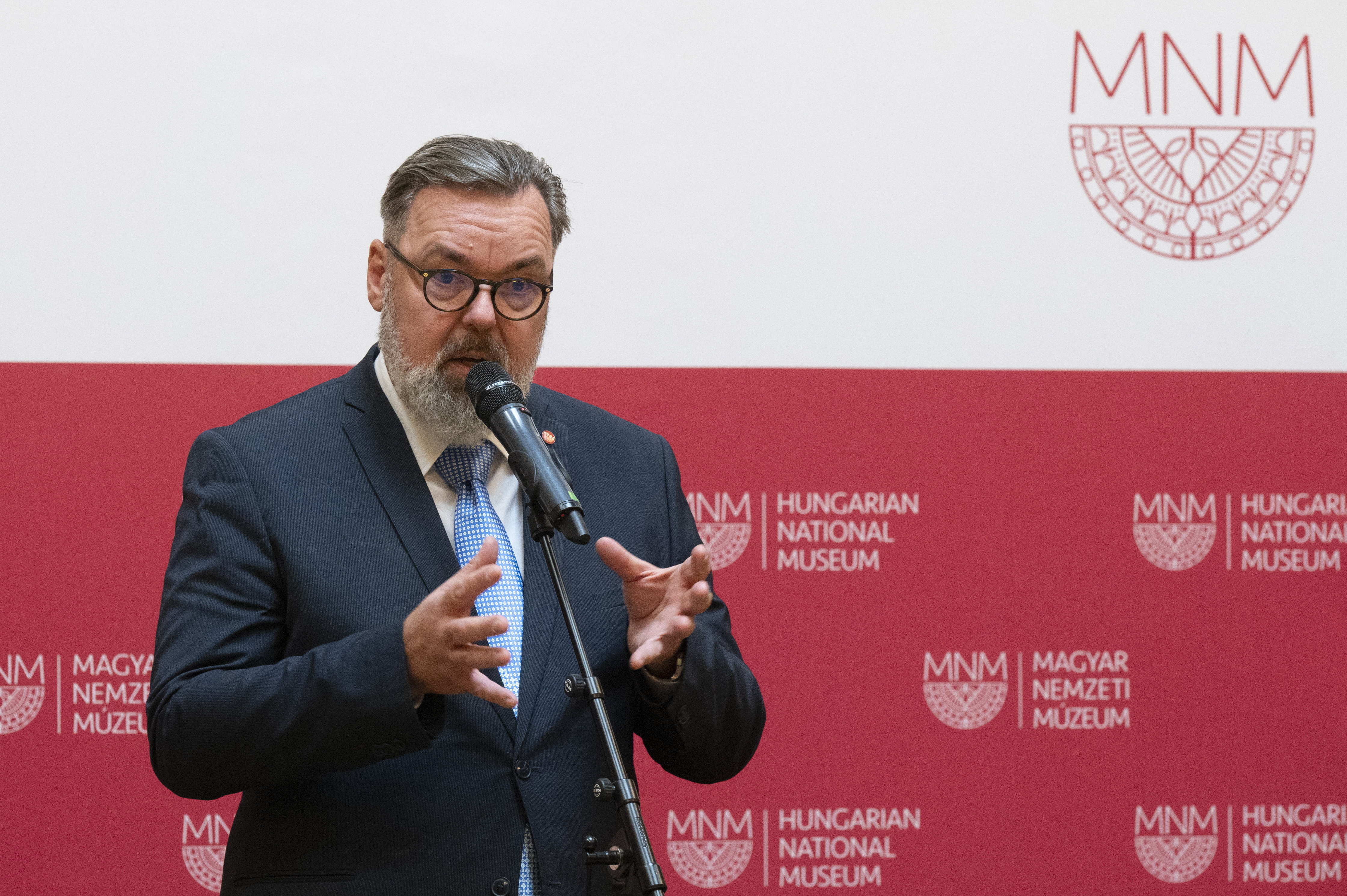 L. Simon László Lezsák Sándor társaságában vigasztalódott