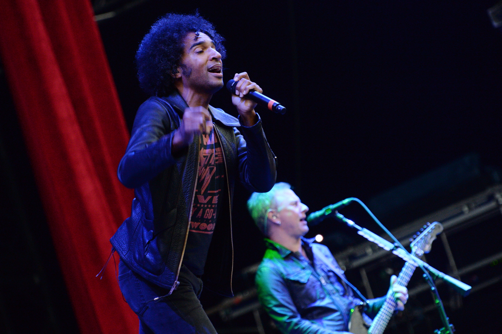 O 18.30 na scenę wyszła legendarna grupa z Seattle Alice In Chains. Kapela dała doskonały koncert, pokazując jak można zahipnotyzować swoją muzyką bez show pełnego laserów i wybuchów. Na dwa wokale wykonali swoje najważniejsze piosenki w stylu