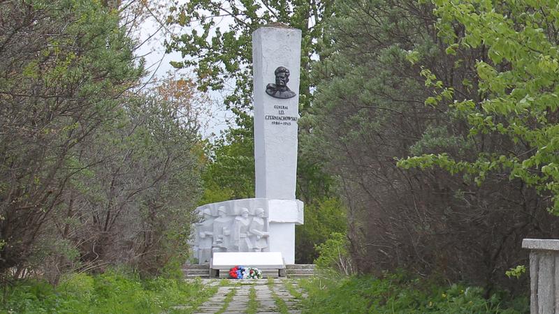 Zniszczona tablica przy pomniku generała Iwana Czerniachowskiego w Pieniężnie