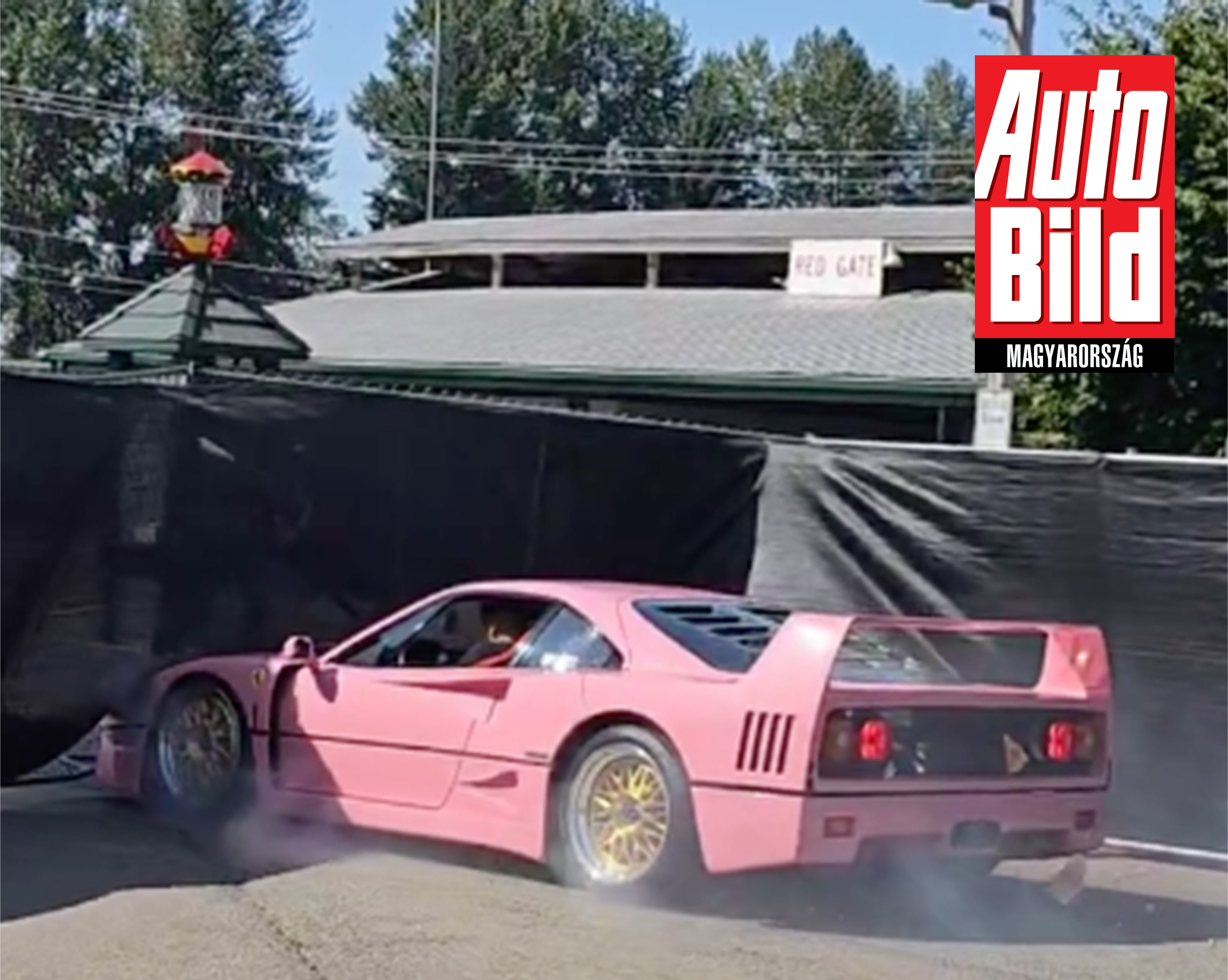 Ön látott már rózsaszín Ferrarit? Itt egy félmilliárdot érő F40-es, amint nekicsúszik a kerítésnek – Spoiler: nem Barbie vezette