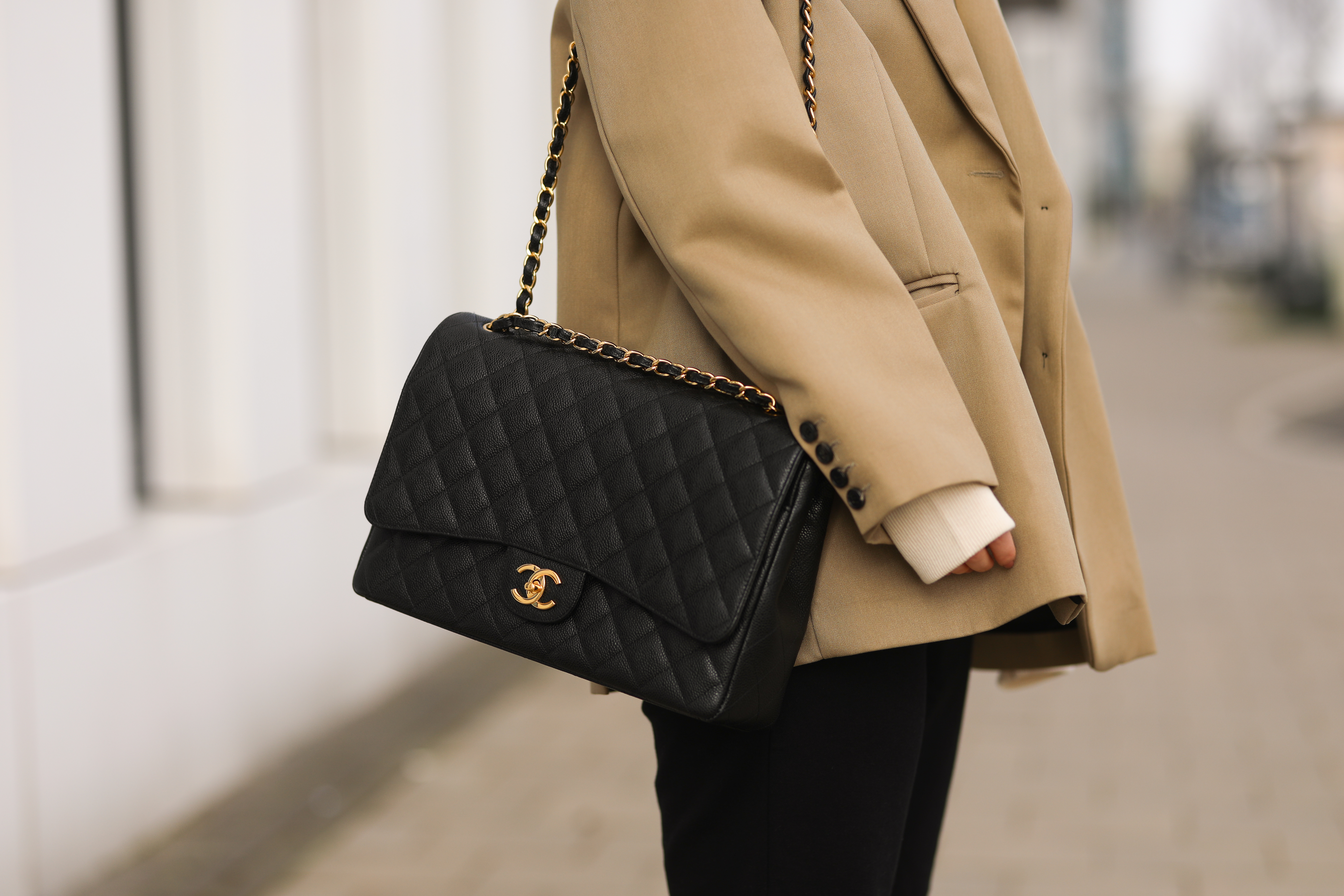 Sokkal drágábbak lettek a Chanel-táskák. De mi az oka? - Glamour