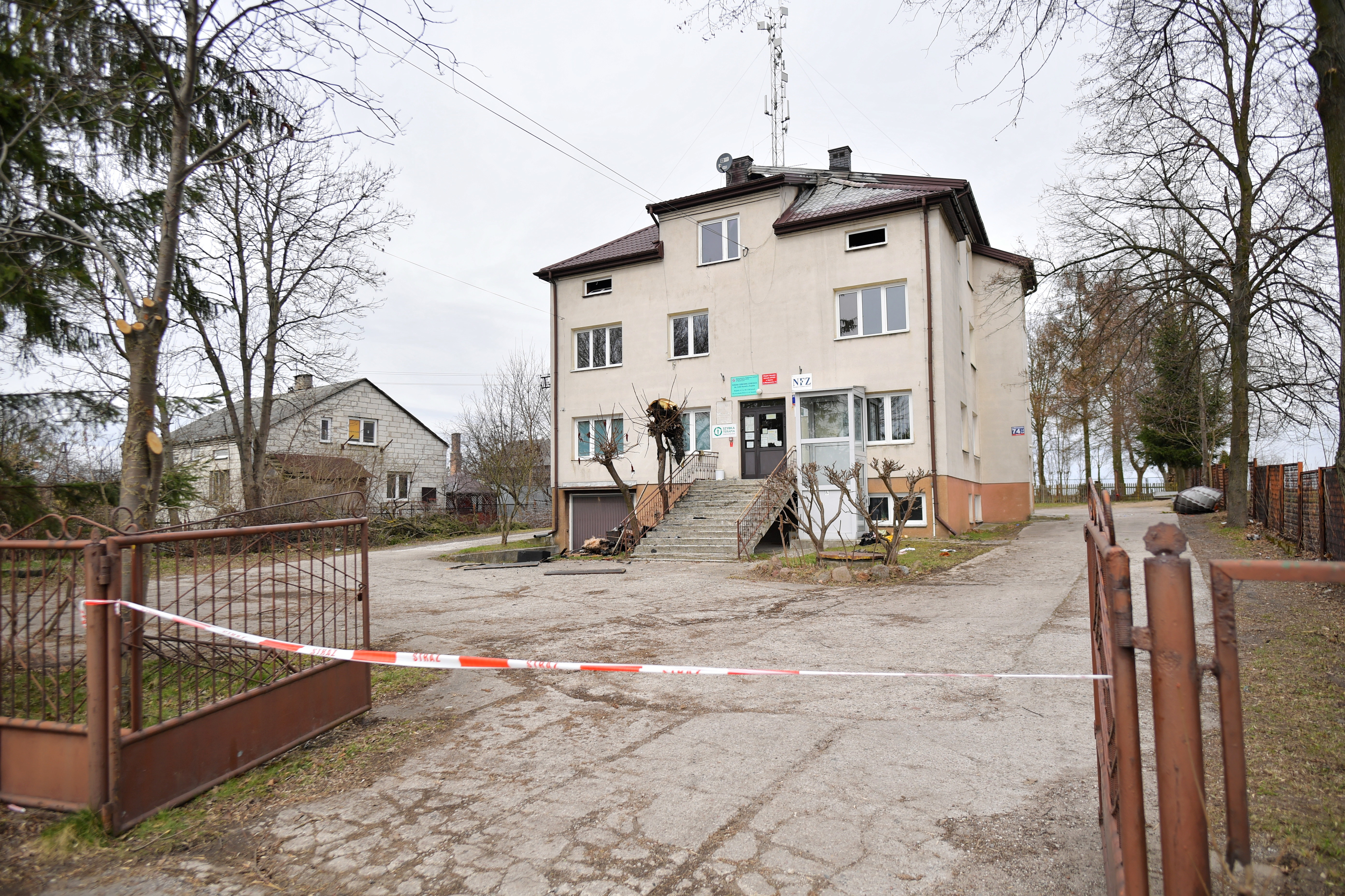 Bojmie, 05.04.2021. Budynek w miejscowości Bojmie (pow. siedlecki, woj. mazowieckie), w którym w nocy z niedzieli na poniedziałek wybuchł pożar, 5 bm. W pożarze zginęli 31-letni mężczyzna i 9-letnia dziewczynka, 32-letnia kobieta i drugie dziecko w ciężkim stanie przetransportowani zostali do szpitala. Kilkanaście osób ewakuowano. W budynku mieszczą się 4 mieszkania i placówka ochrony zdrowia. (jm) PAP/Przemysław Piątkowski