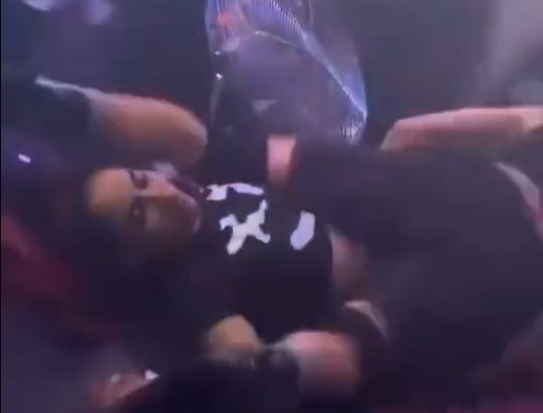 Sokkoló jelenet a botrányhős énekesnő koncertjén: eszméletlenre rúgták a rajongót, majd ájult teste felett táncoltak – videó